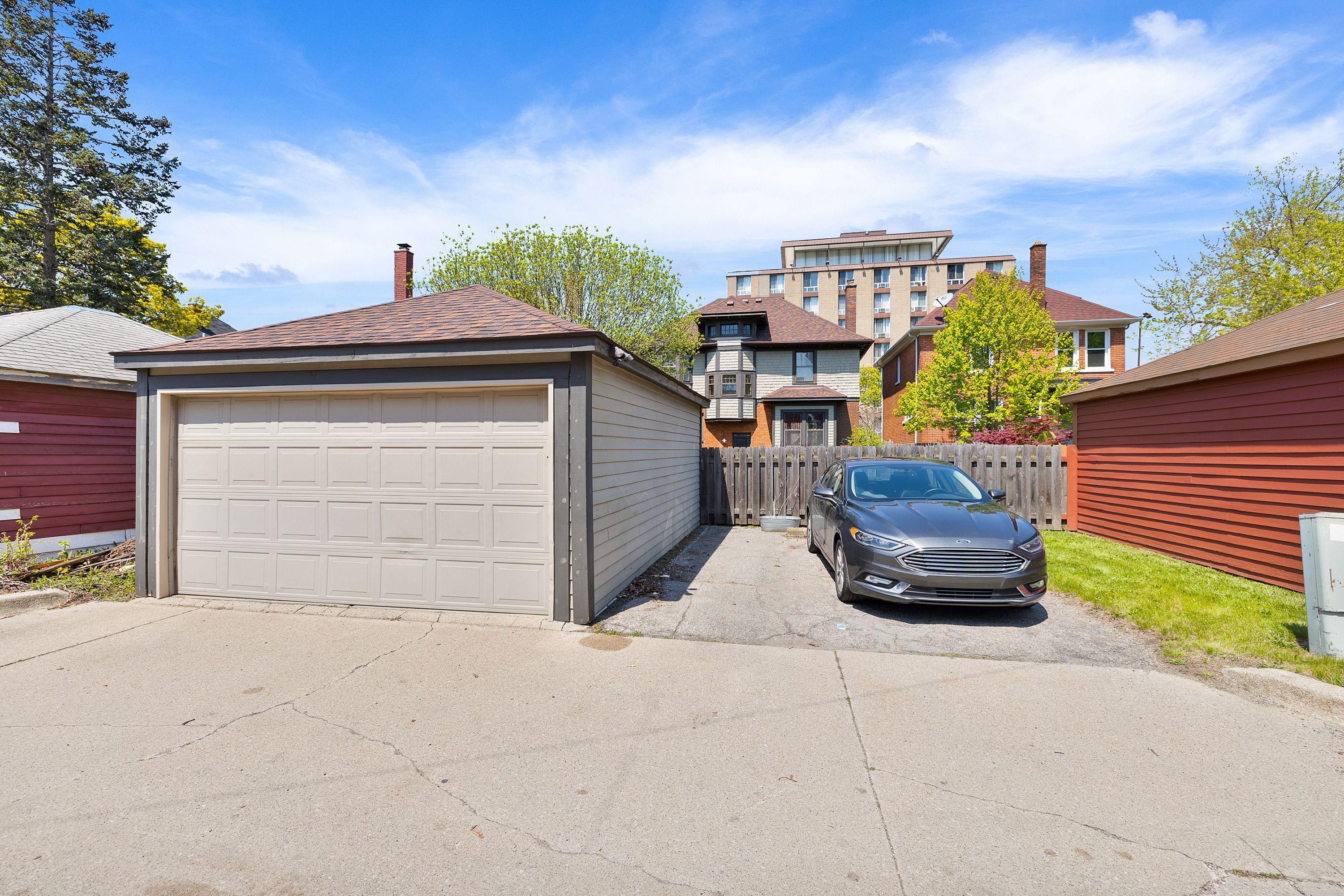 667 W BETHUNE Street