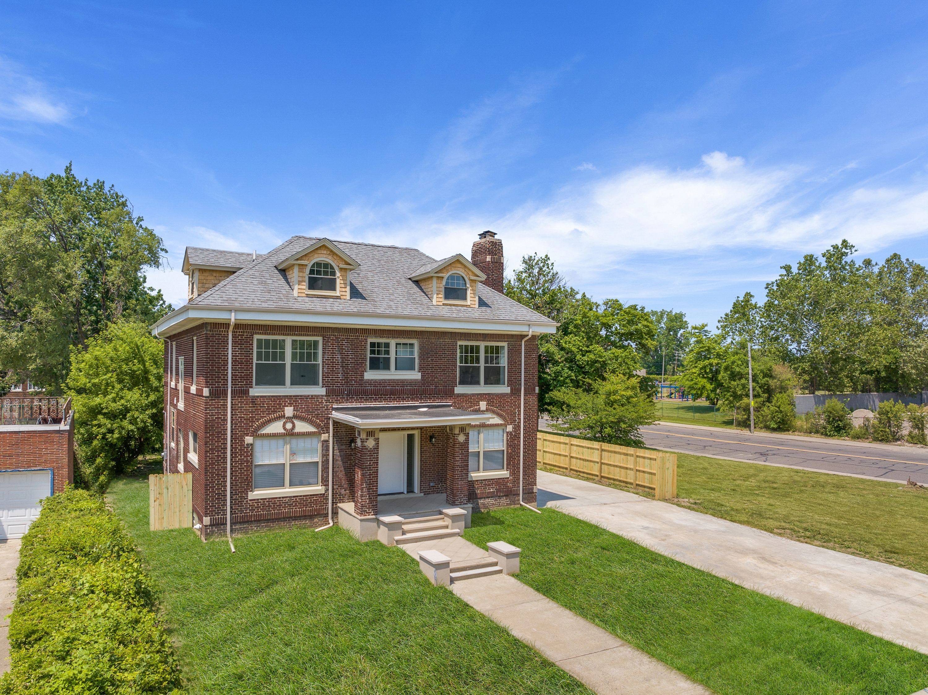 647 ARDEN PARK Boulevard