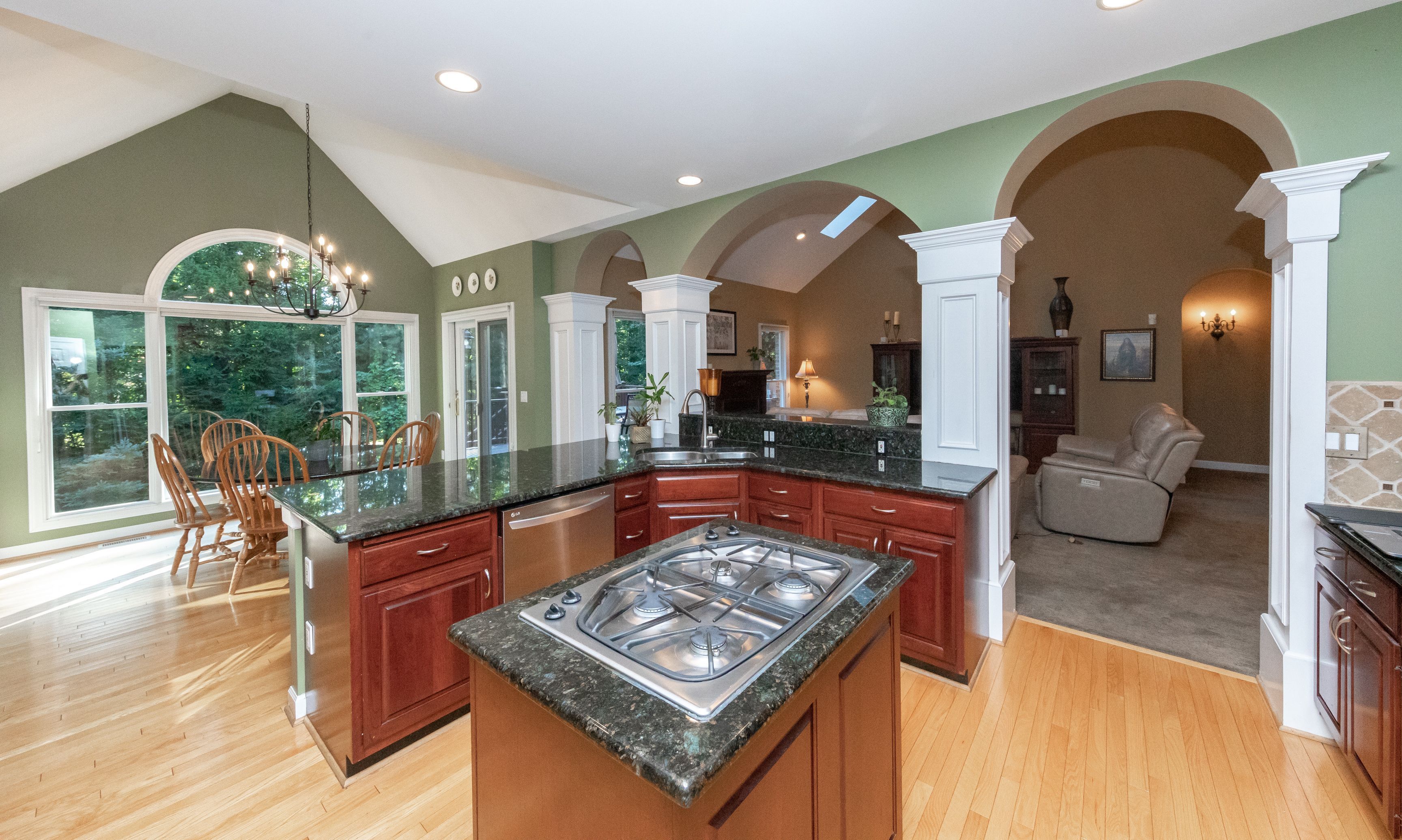9899 CREEKWOOD Trail