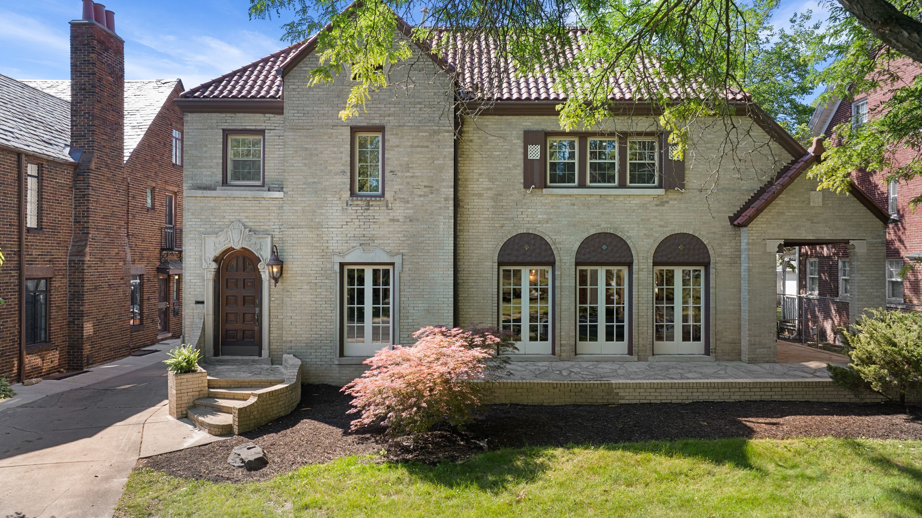 2423 CHICAGO Boulevard