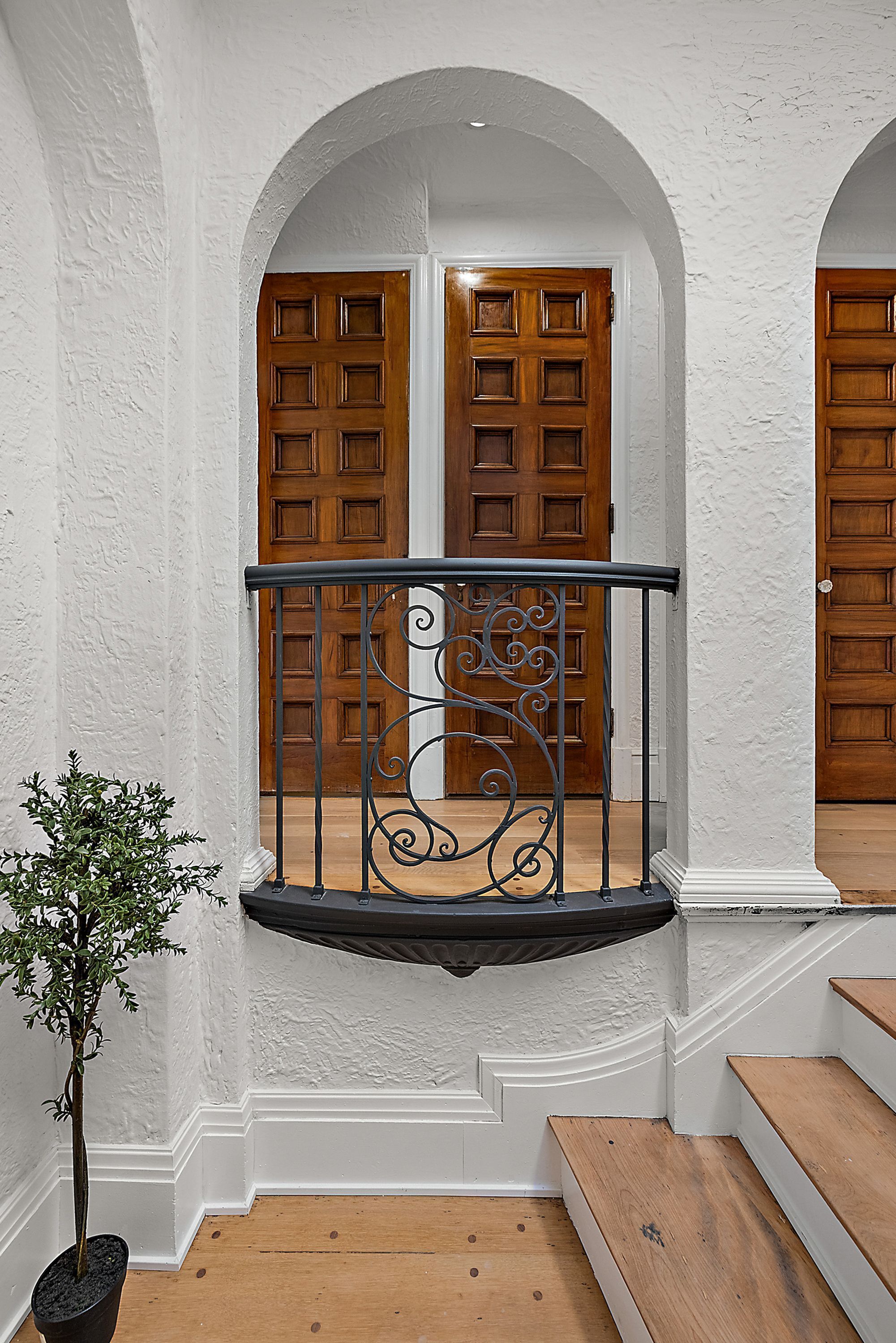 2423 CHICAGO Boulevard