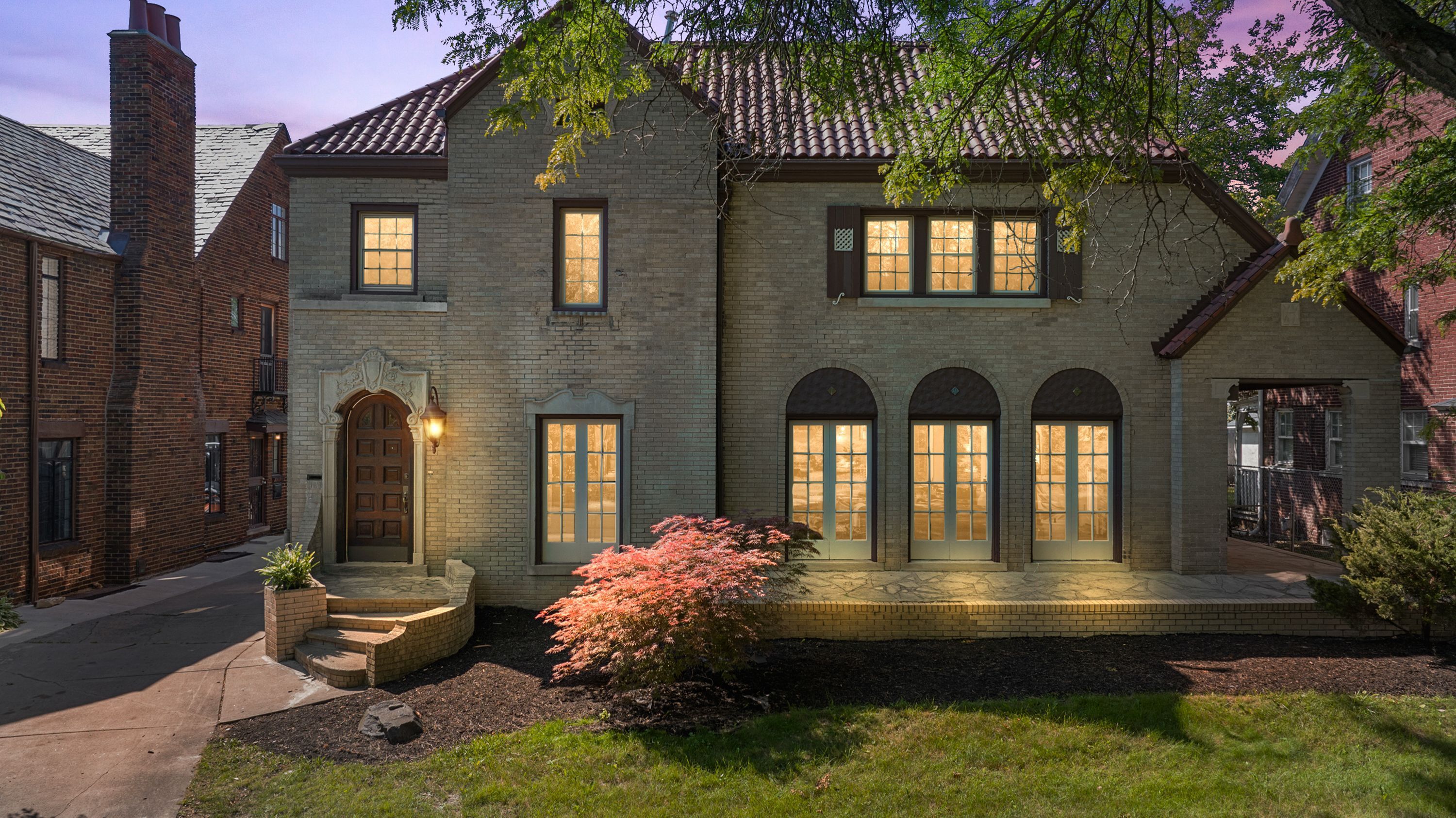 2423 CHICAGO Boulevard