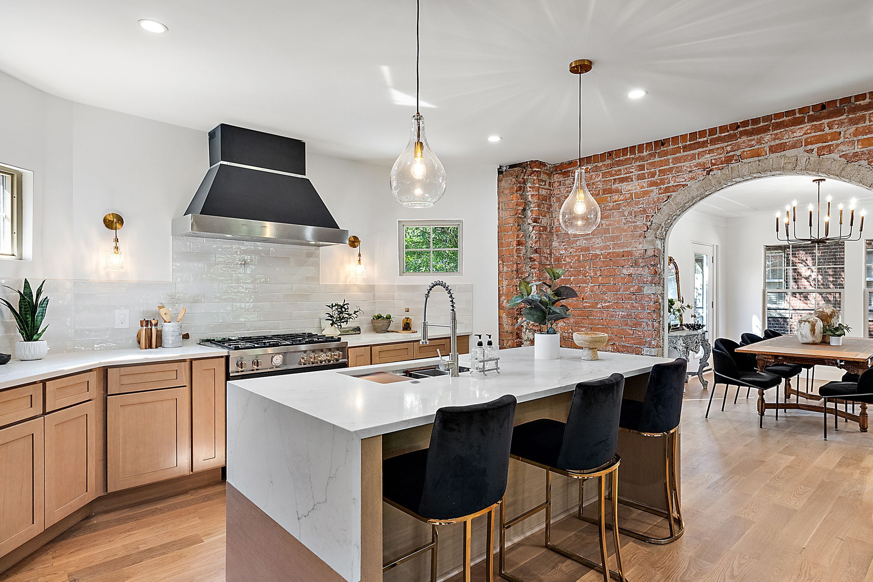 2423 CHICAGO Boulevard