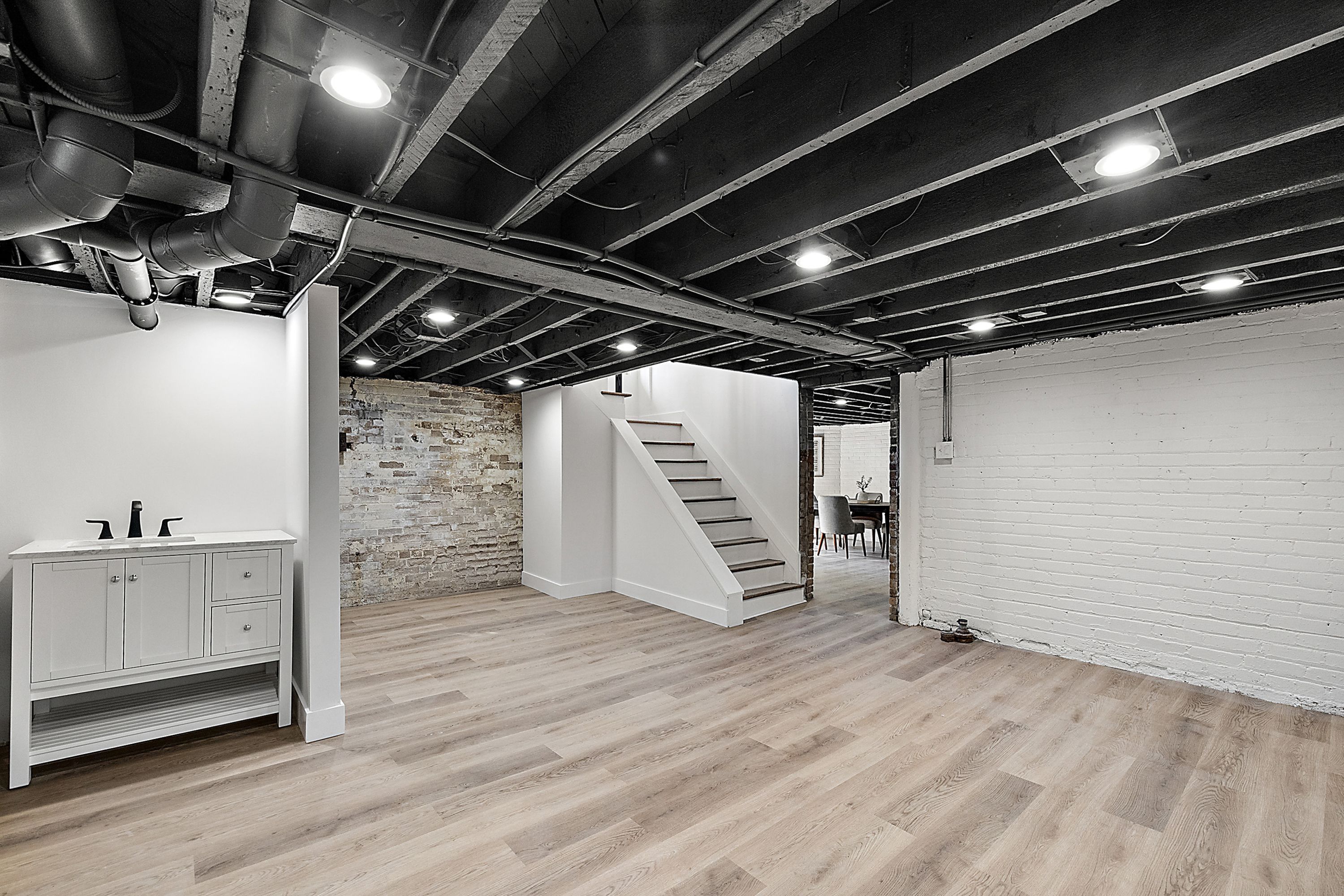 2423 CHICAGO Boulevard