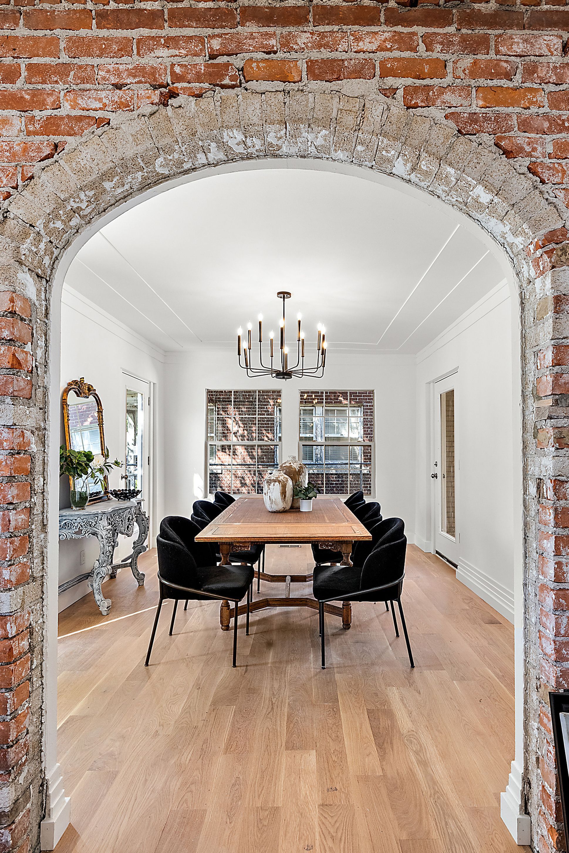 2423 CHICAGO Boulevard