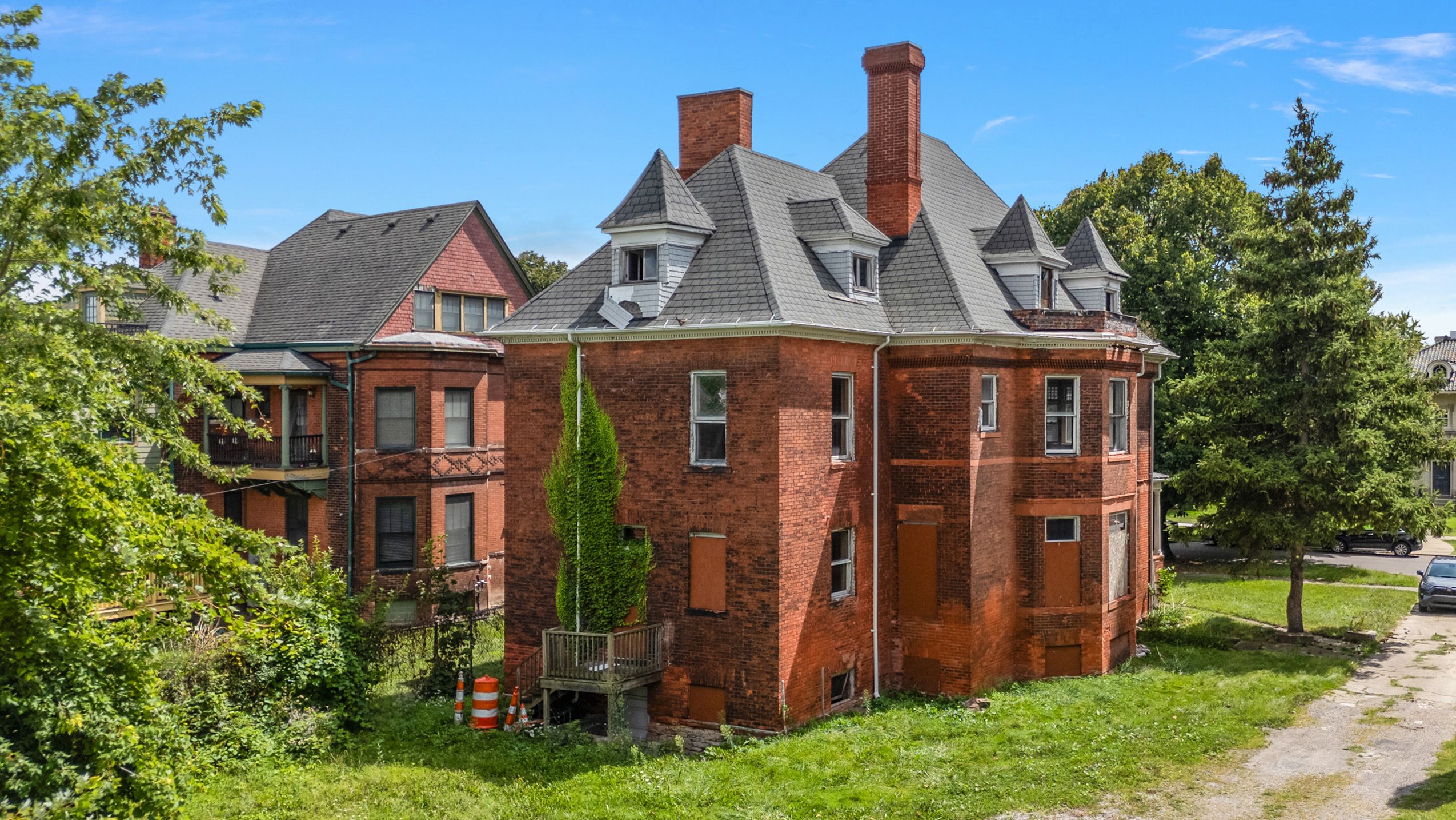 255 E FERRY Street