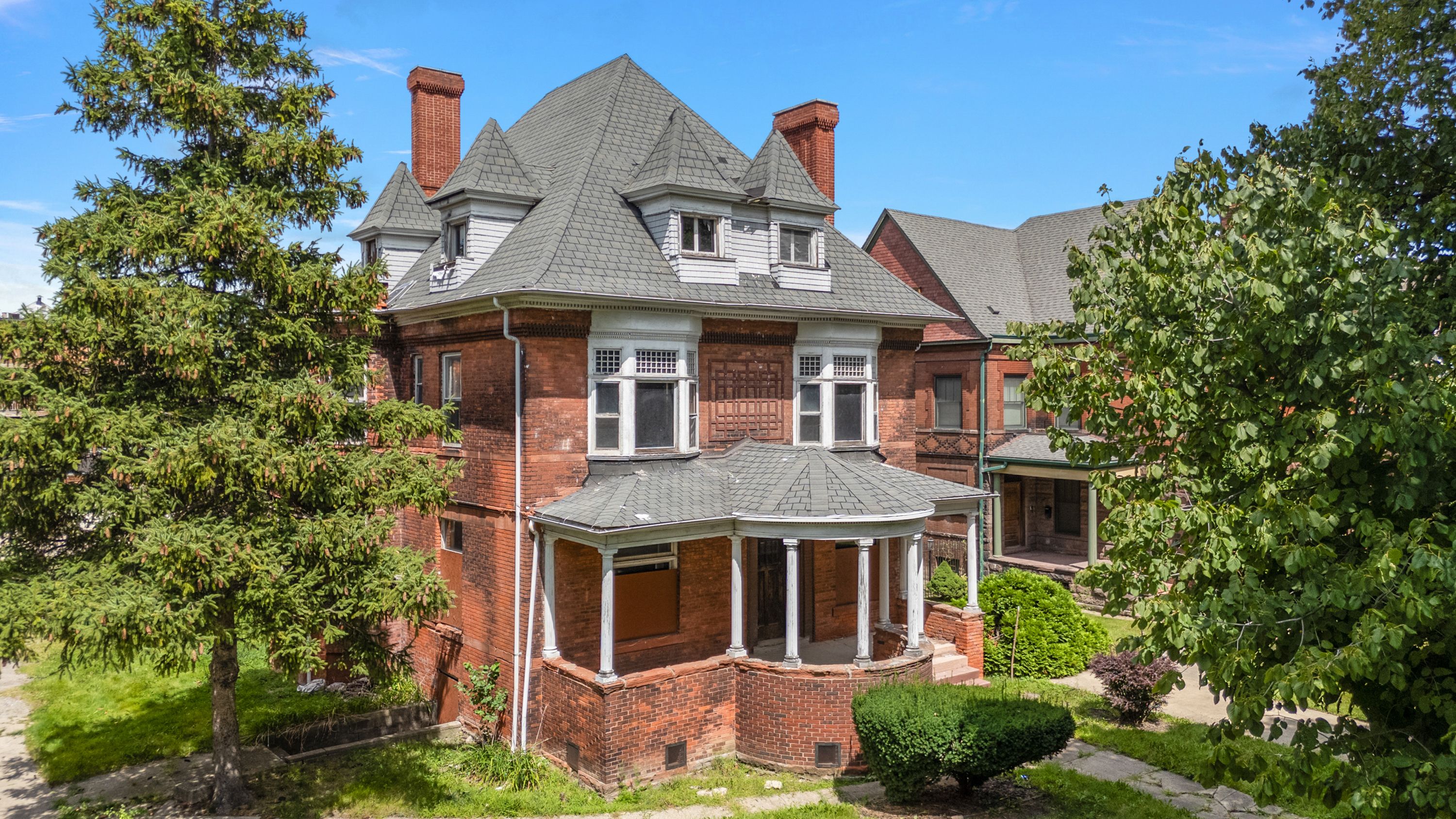 255 E FERRY Street