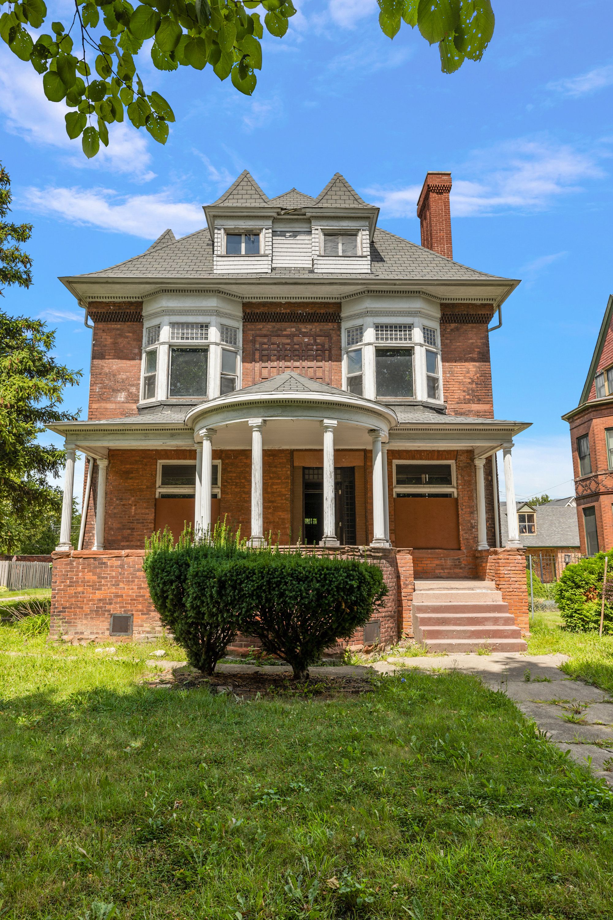 255 E FERRY Street