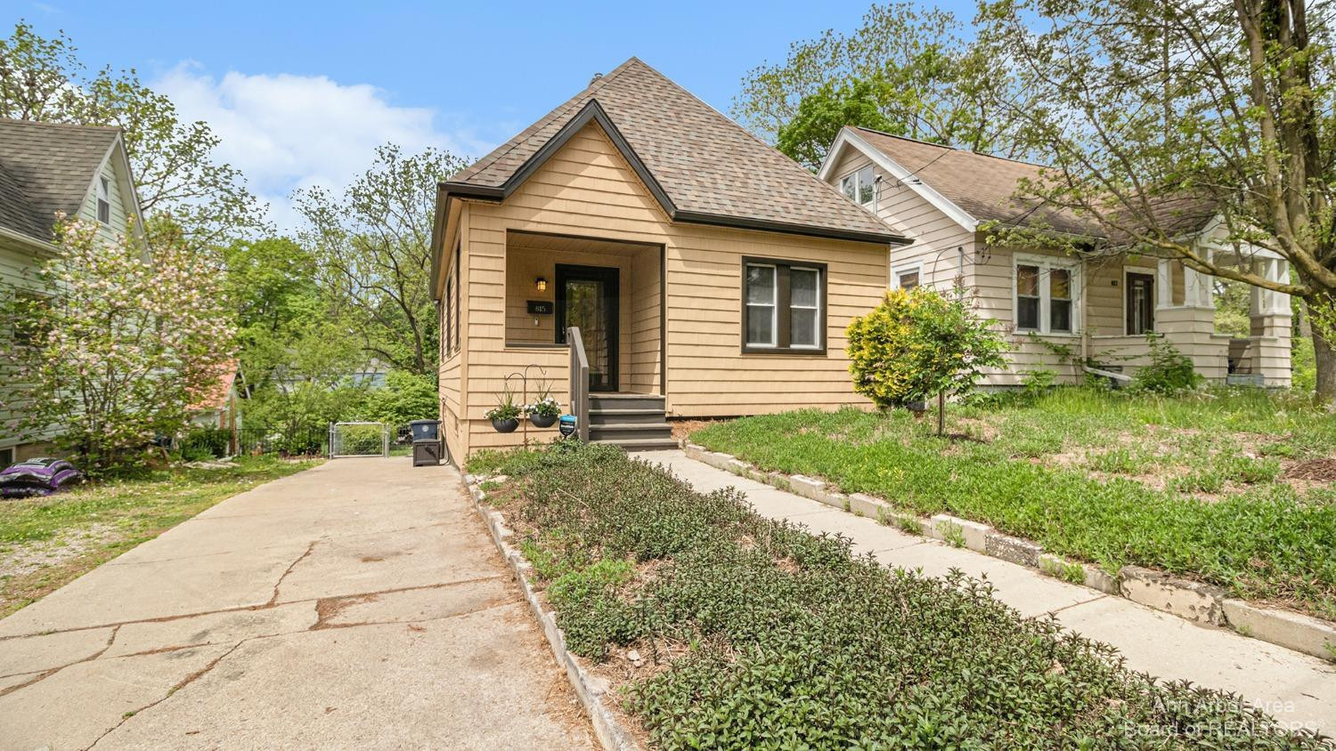 815 Hillcrest Drive