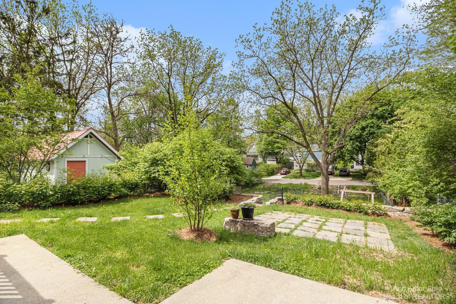815 Hillcrest Drive