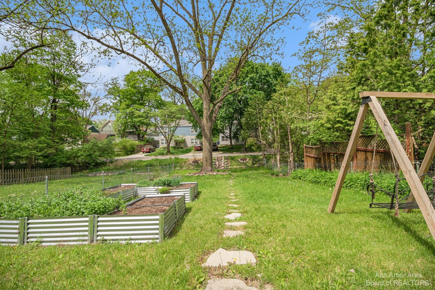 815 Hillcrest Drive