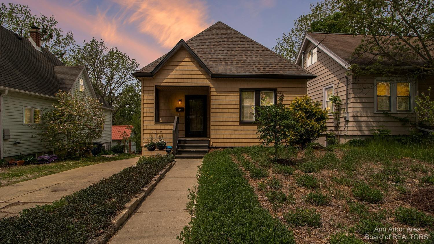 815 Hillcrest Drive