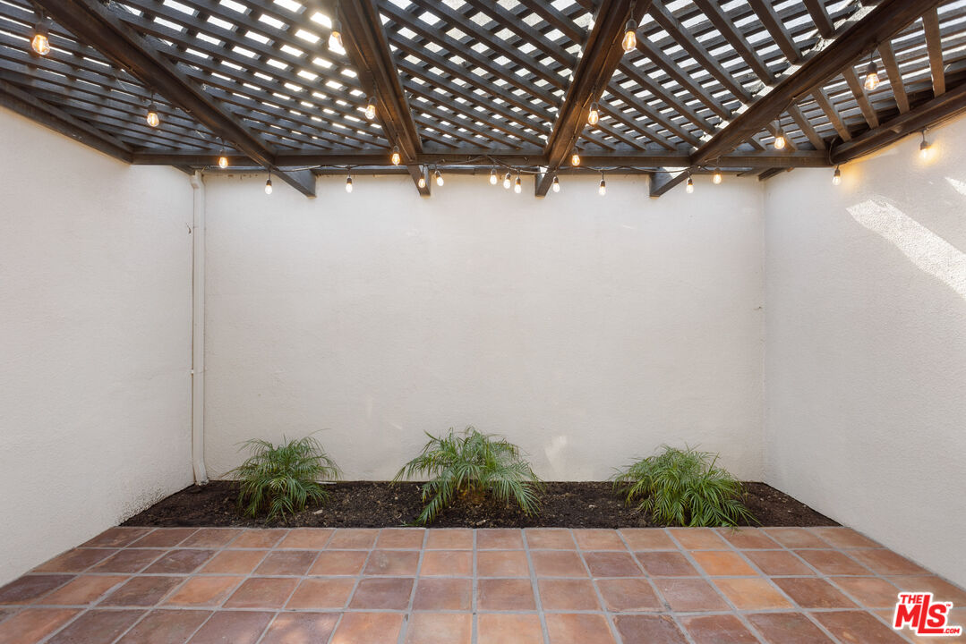 3621 MALIBU COUNTRY DR