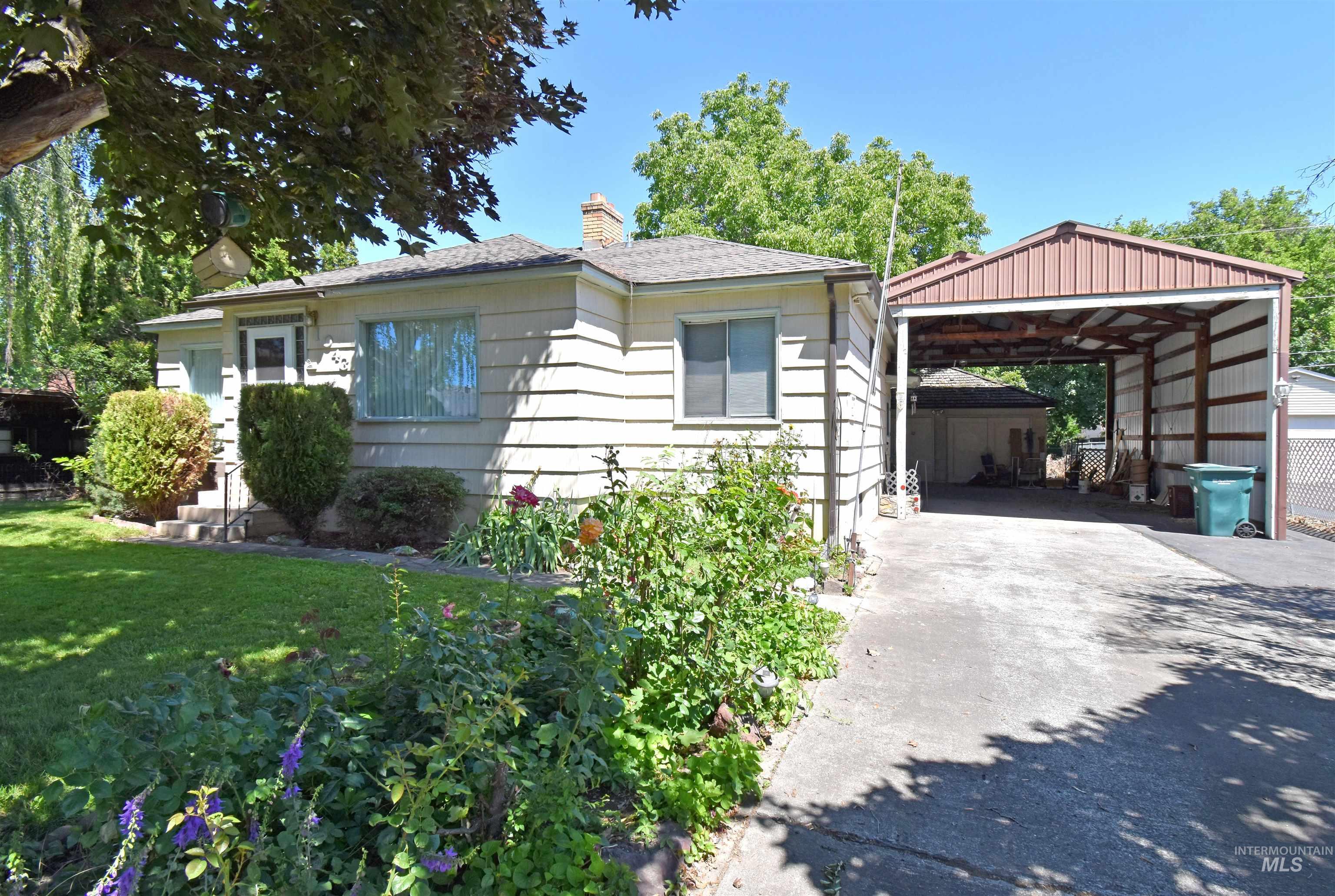 1043 University Street