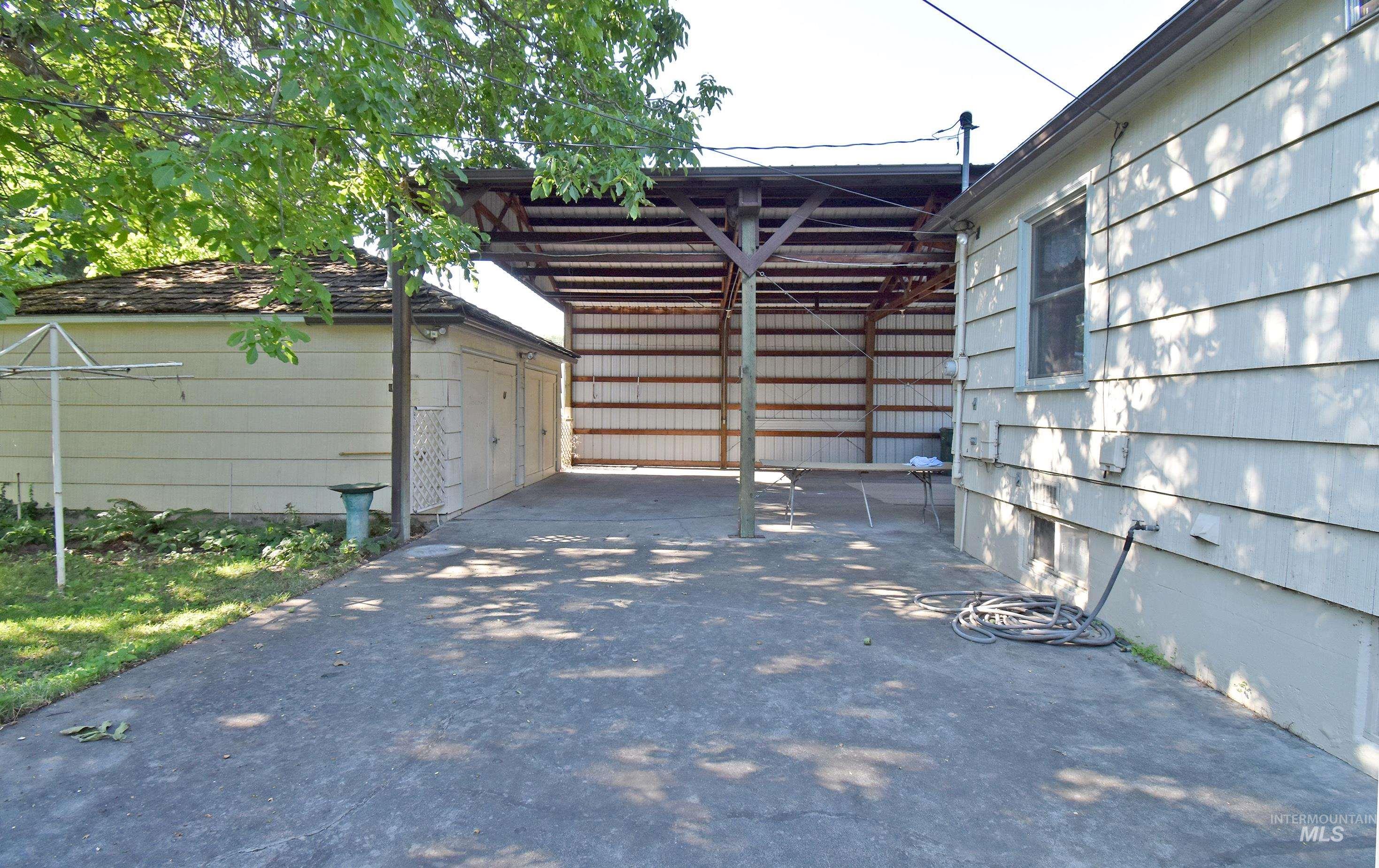 1043 University Street