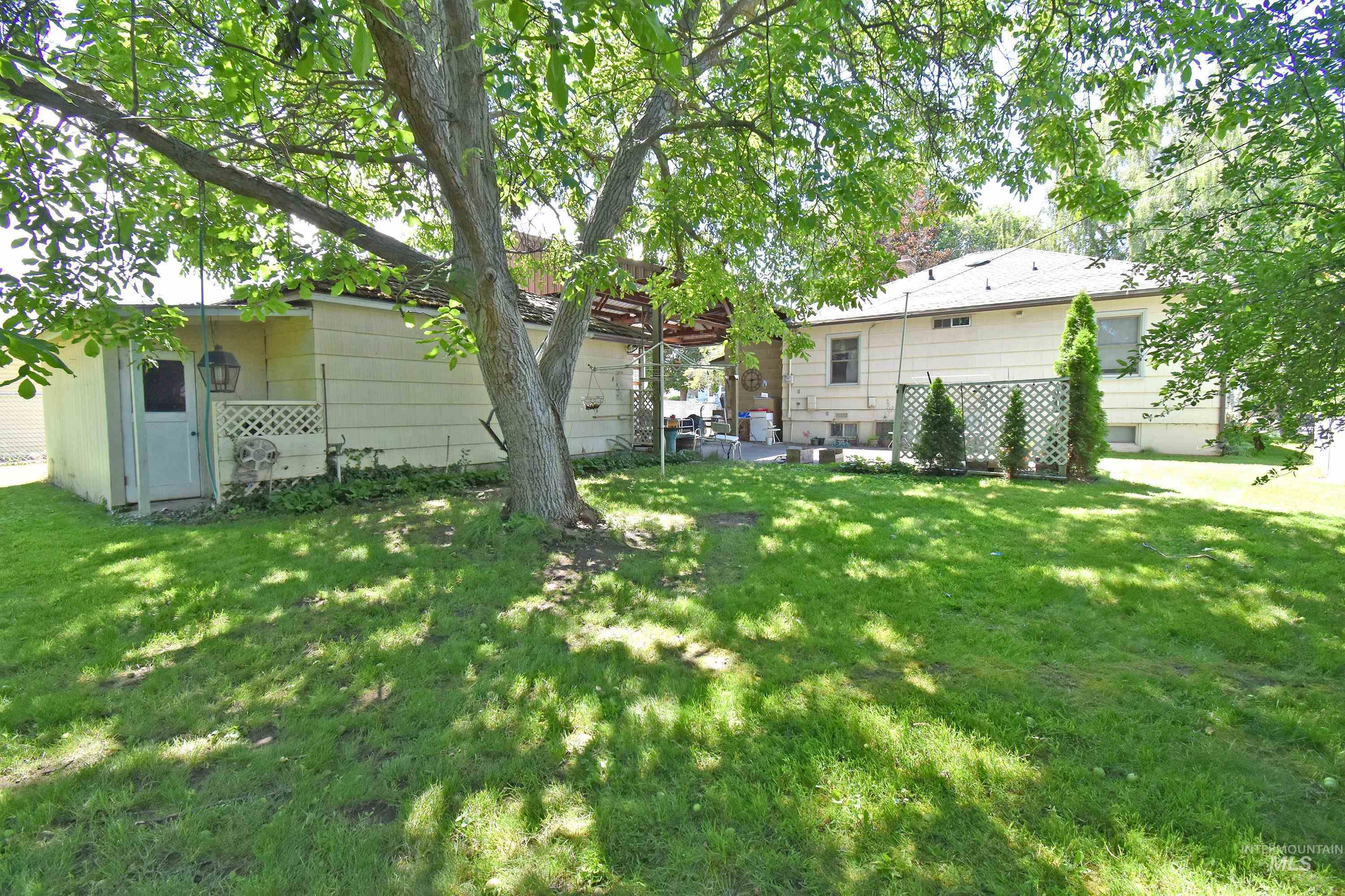 1043 University Street