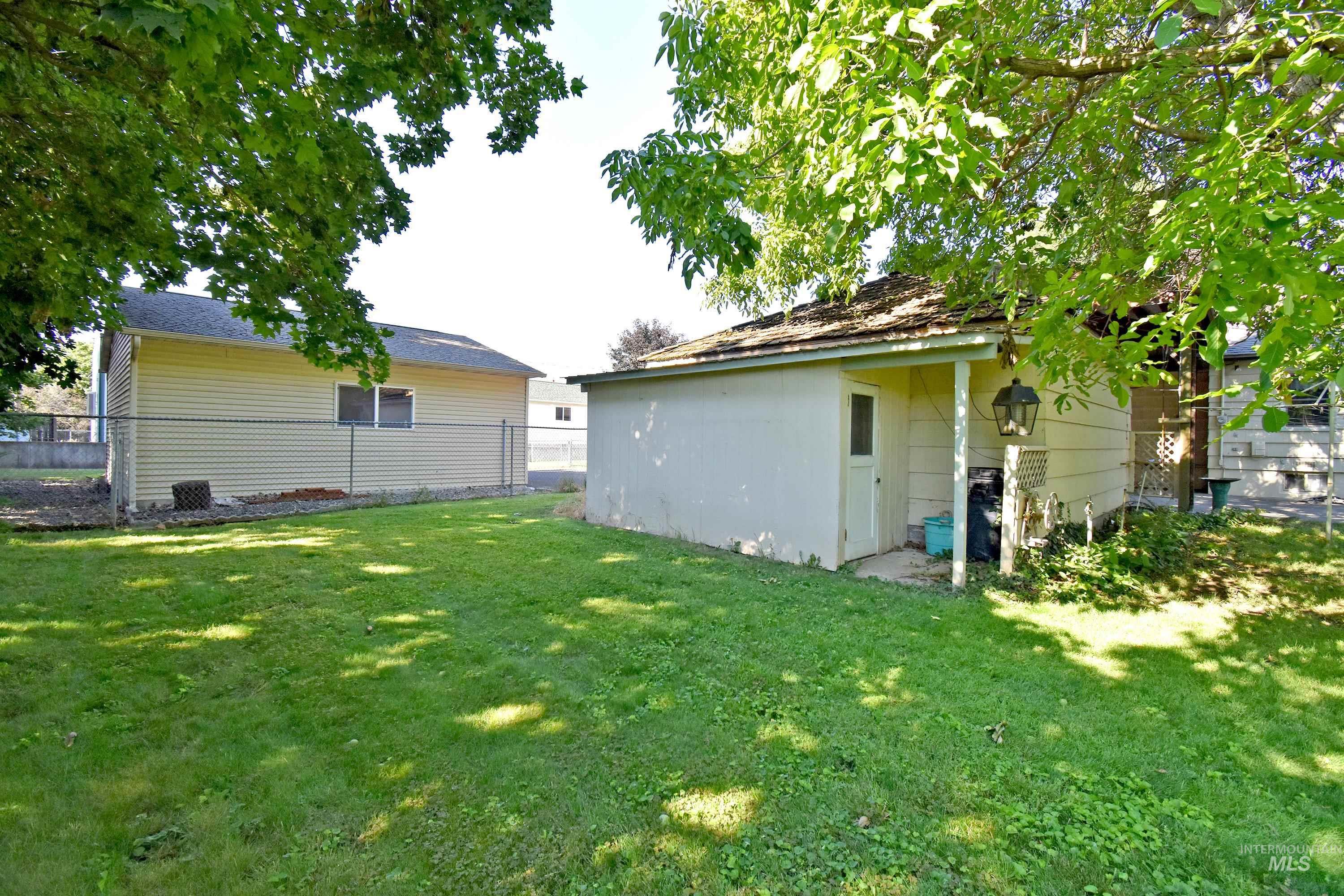 1043 University Street