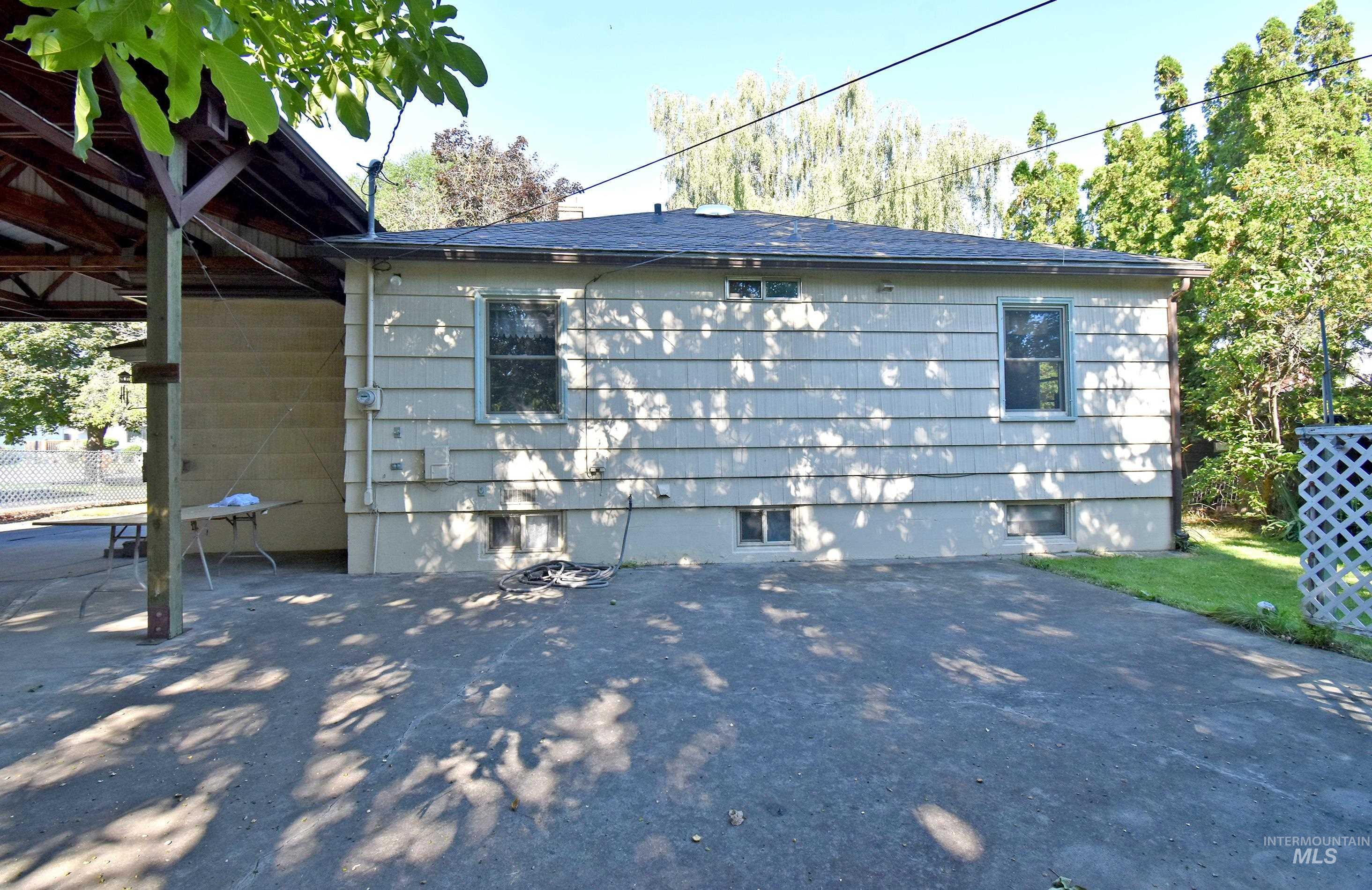1043 University Street
