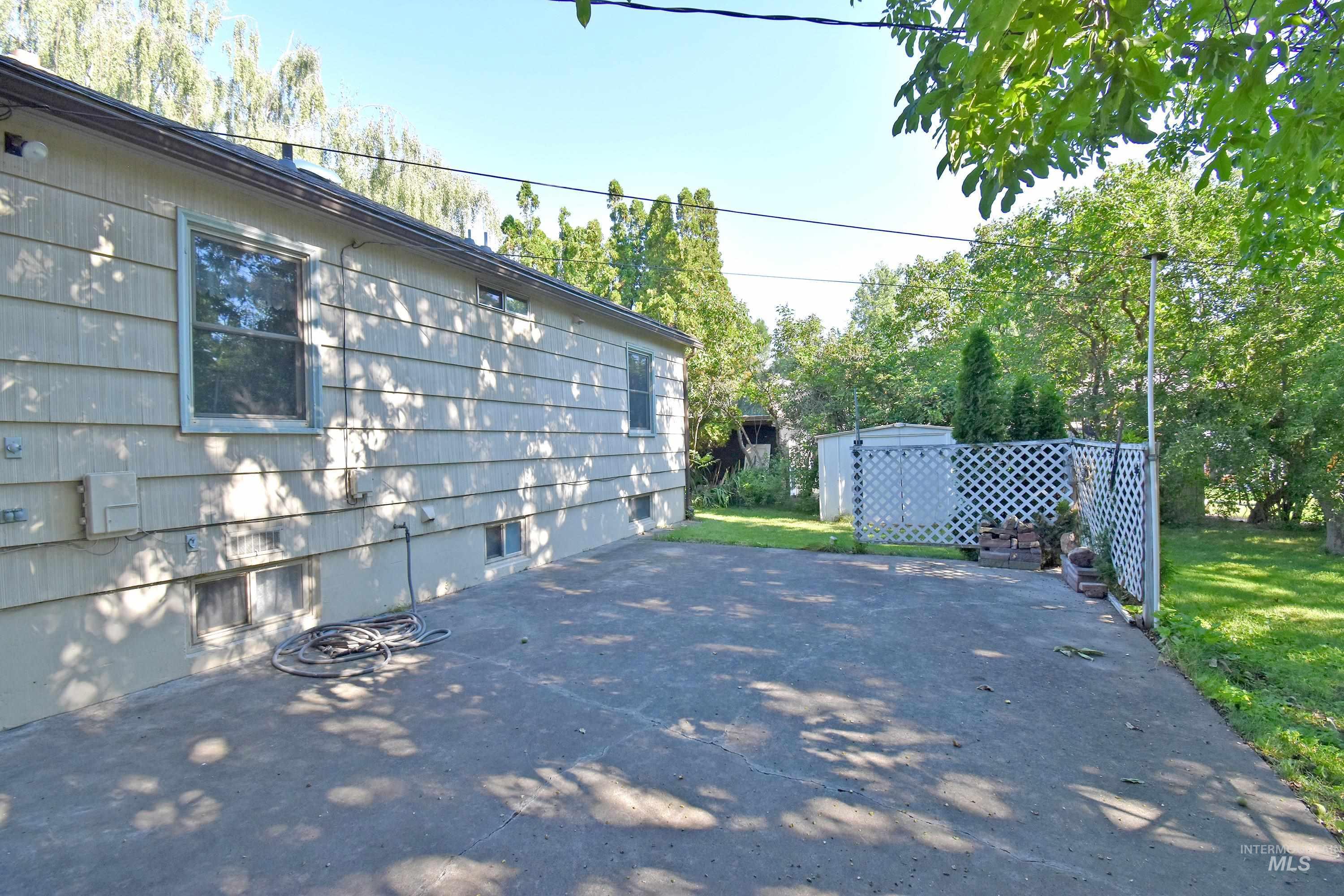 1043 University Street
