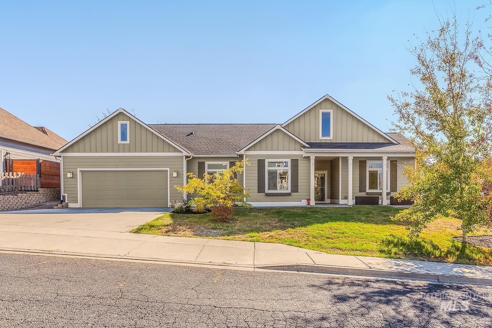815 NW Valley View Drive