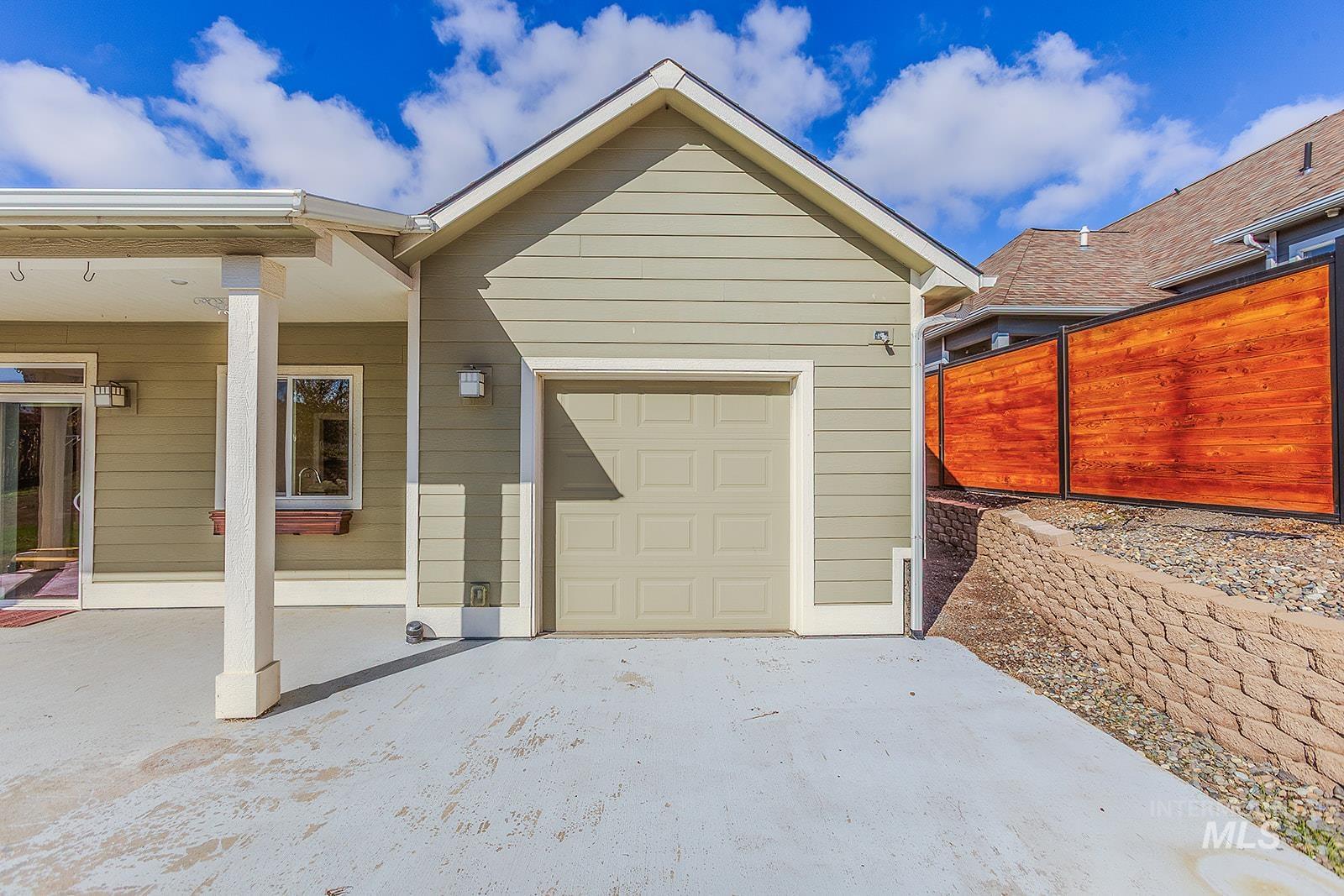 815 NW Valley View Drive