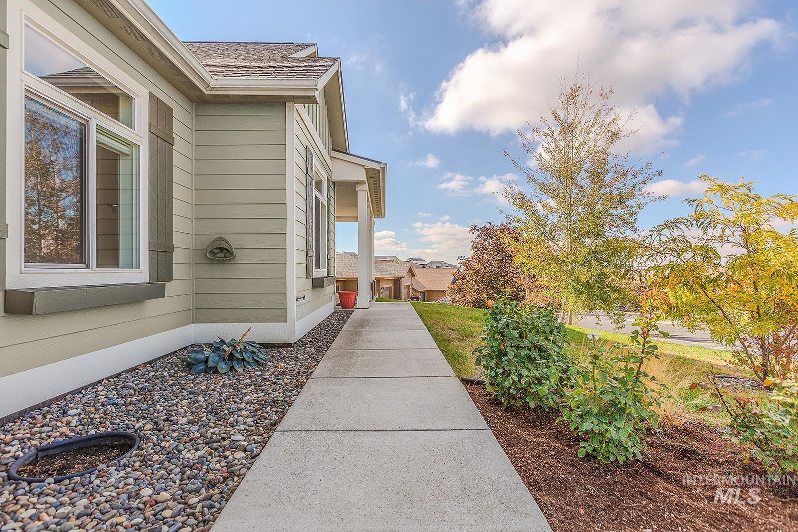 815 NW Valley View Drive