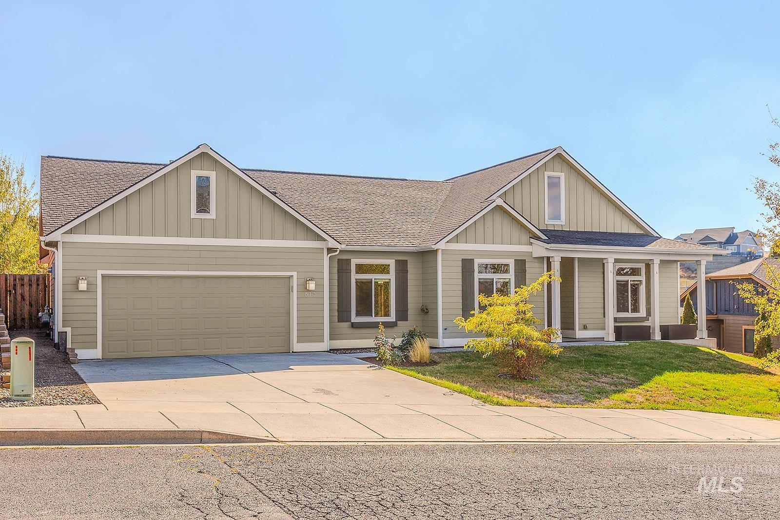 815 NW Valley View Drive