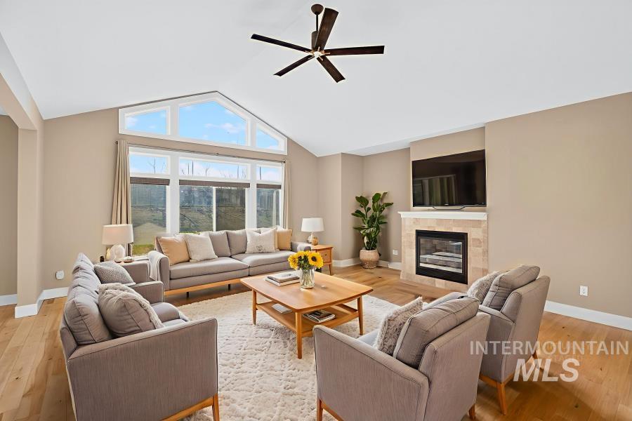 815 NW Valley View Drive