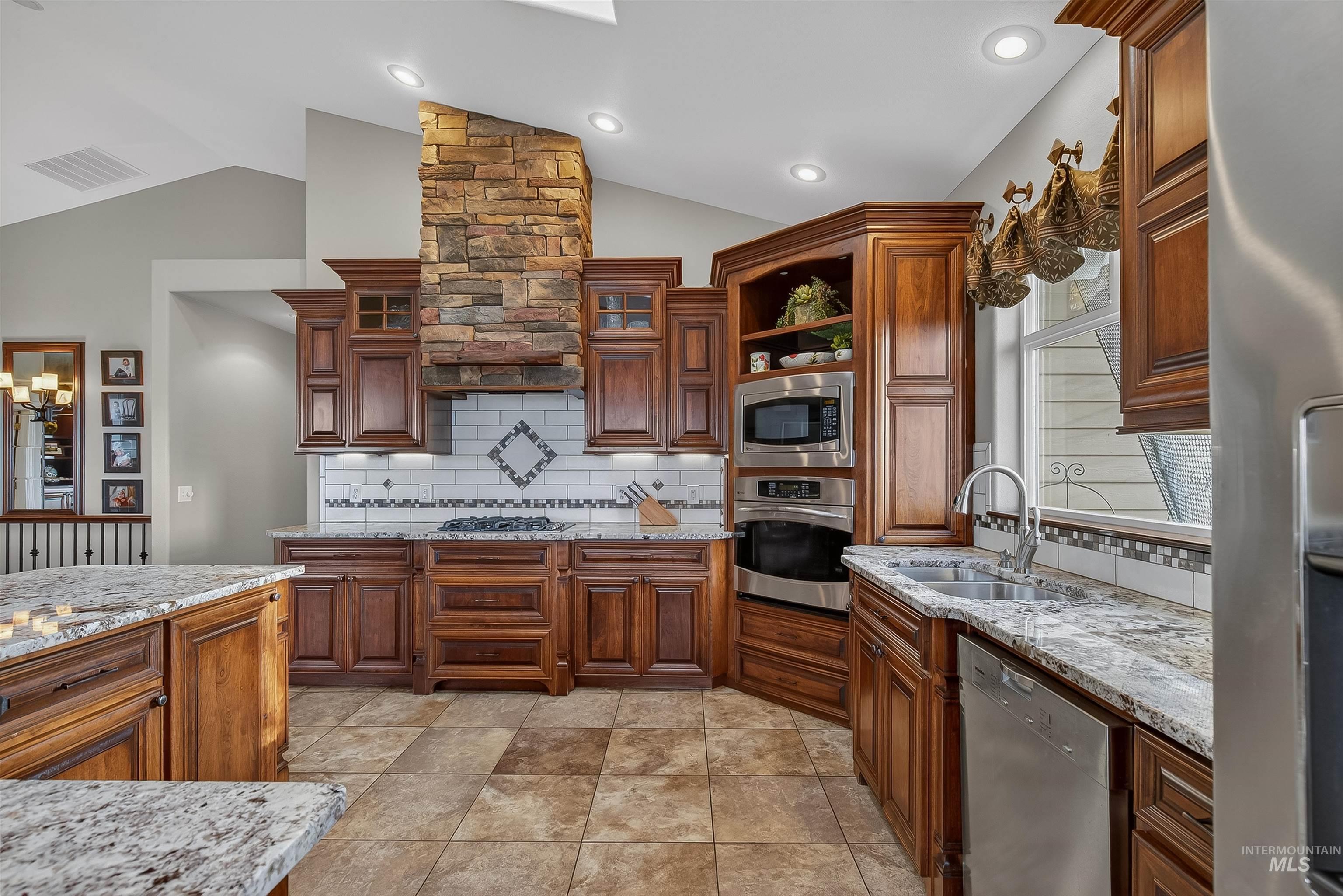 3978 Foothill Dr