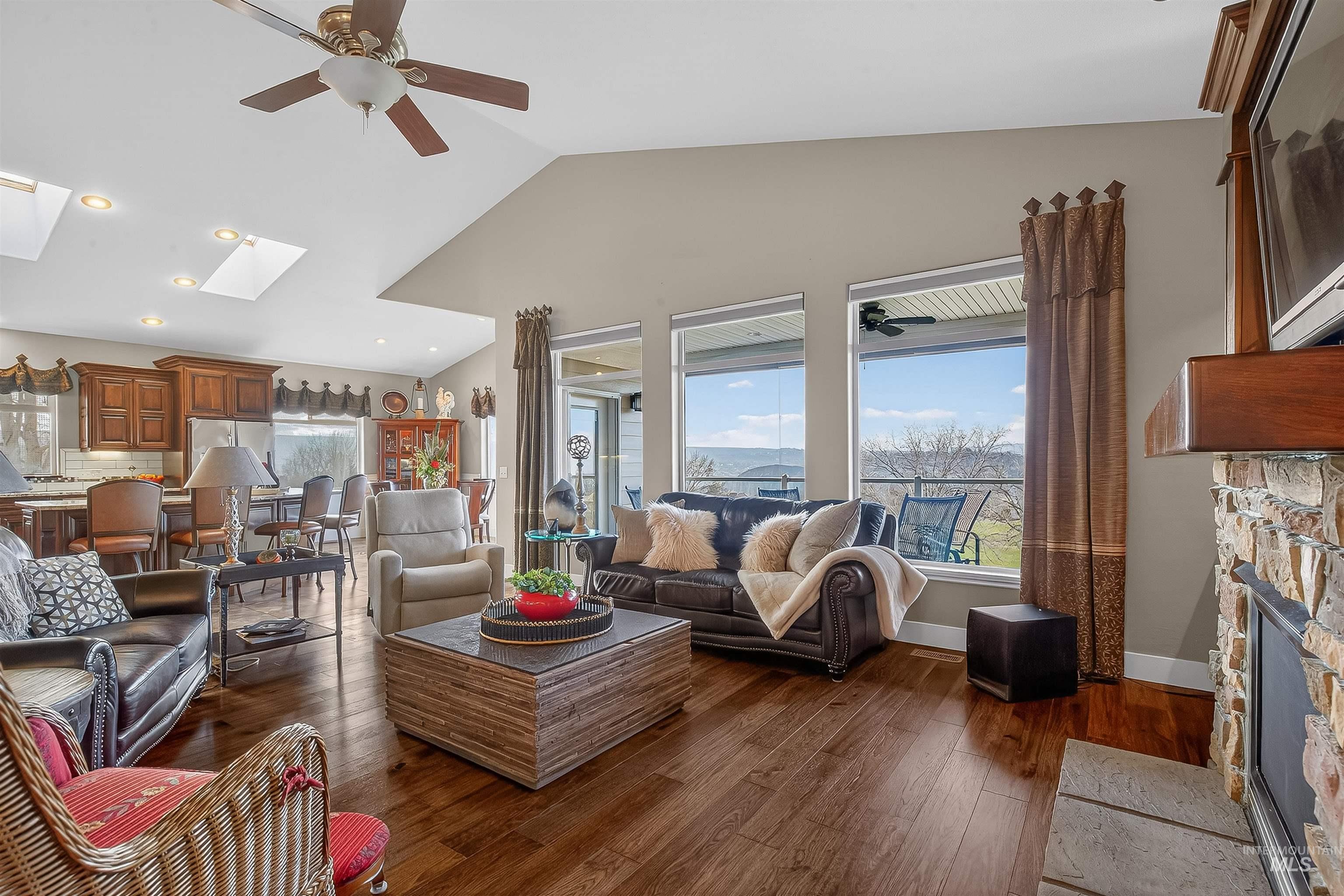 3978 Foothill Dr