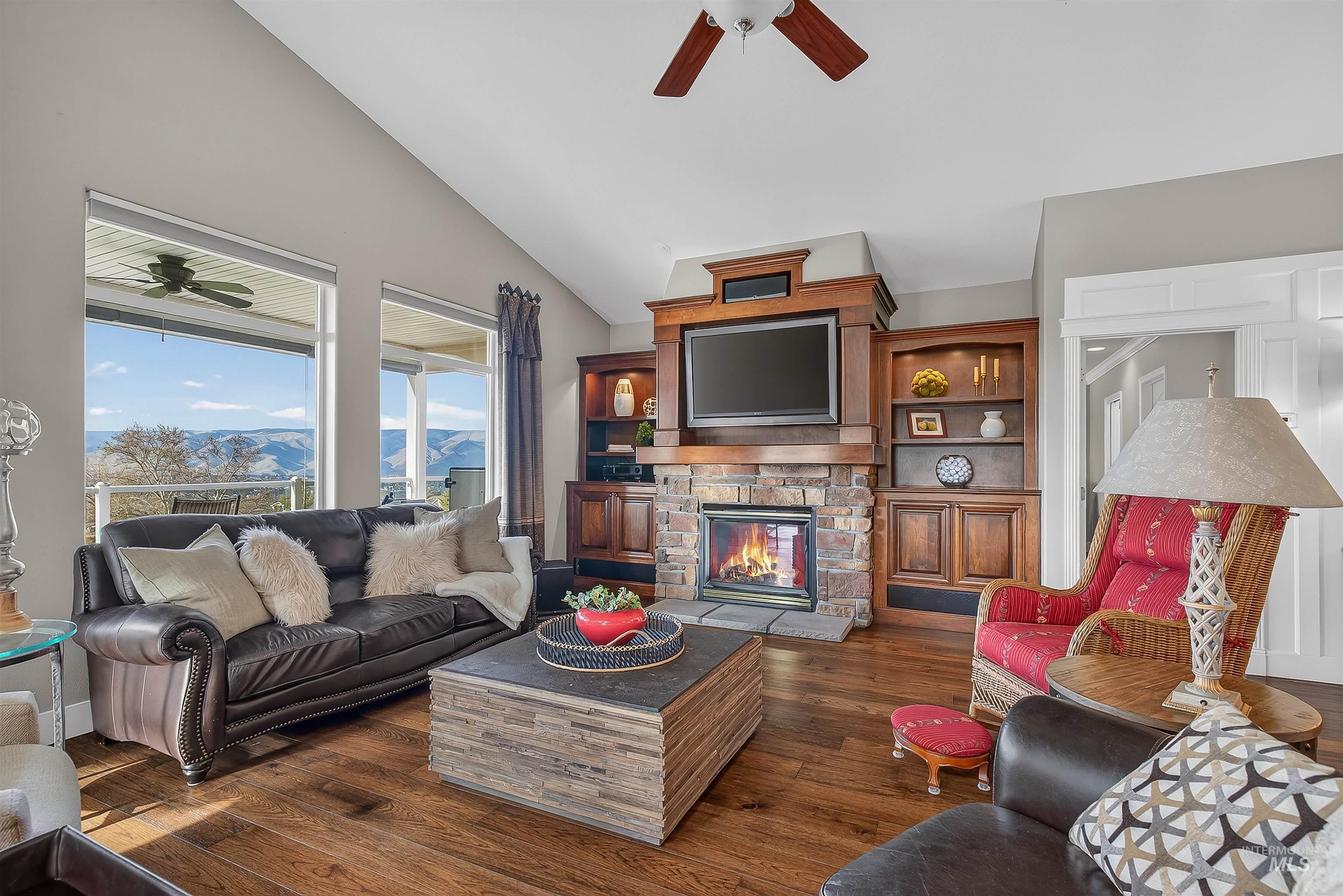 3978 Foothill Dr