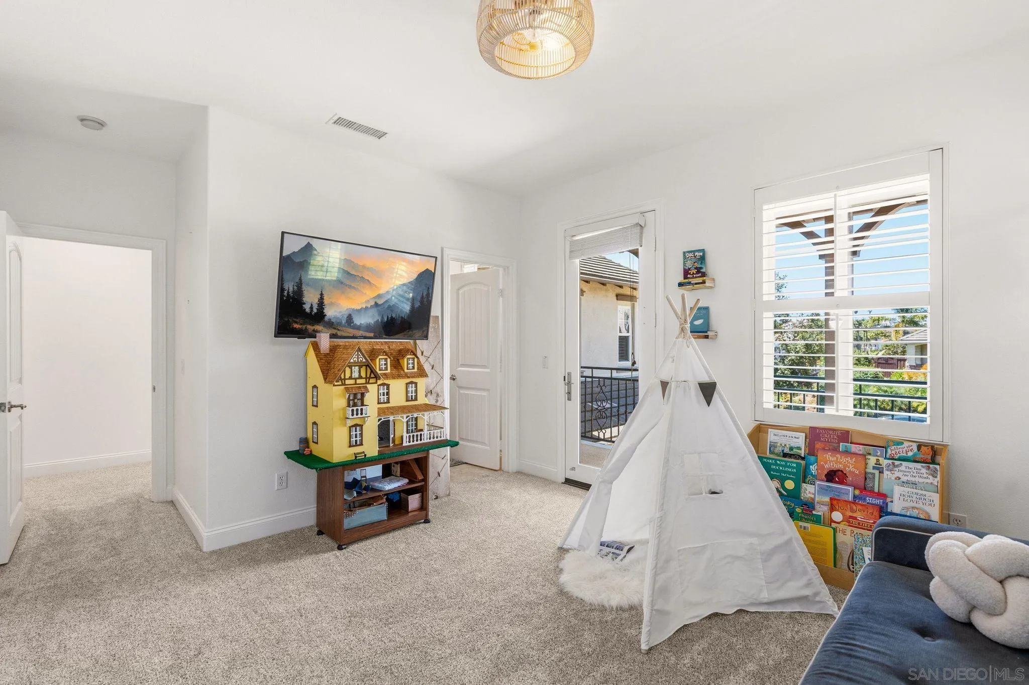 3228 Sitio Montecillo