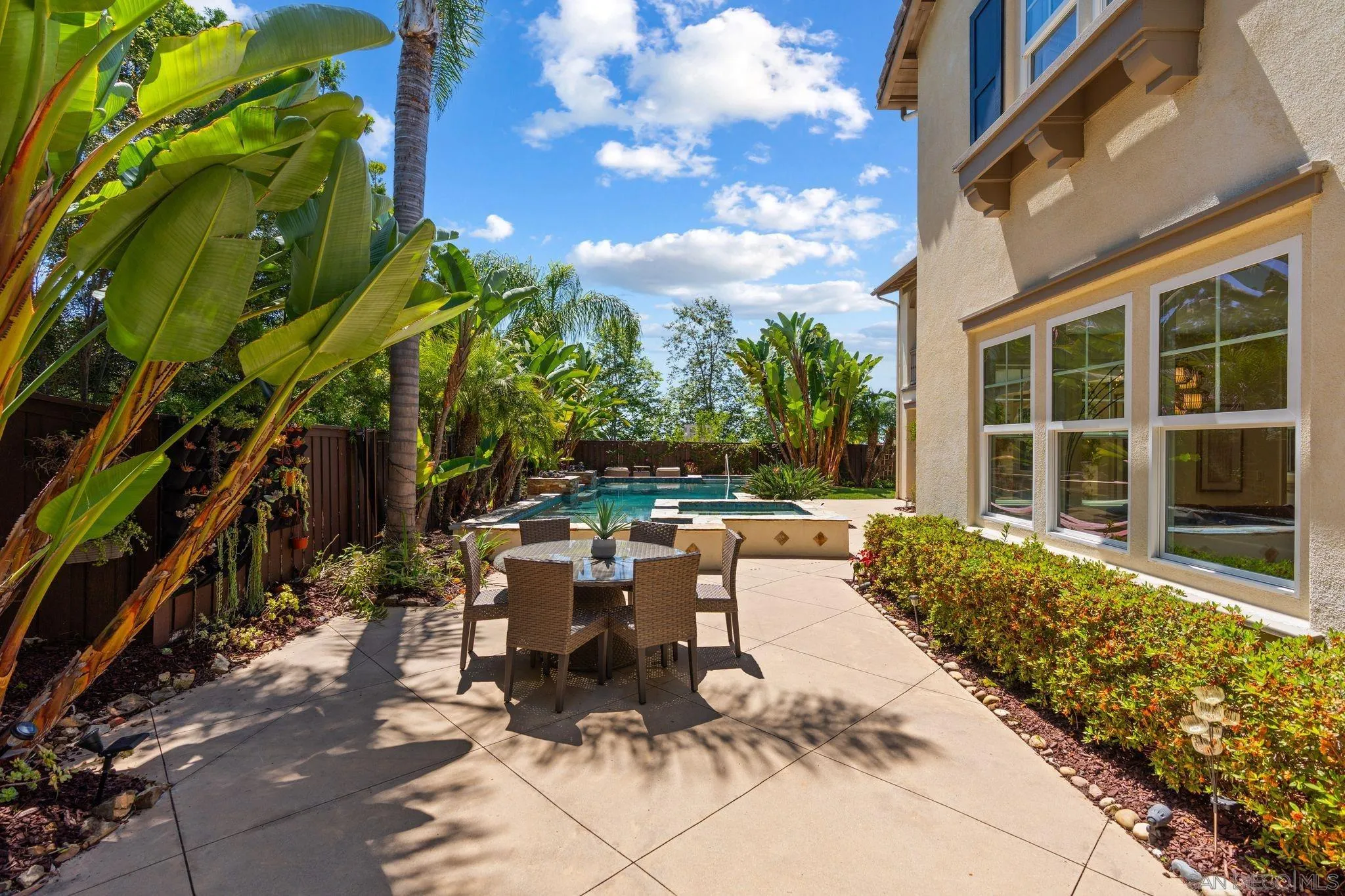 3228 Sitio Montecillo