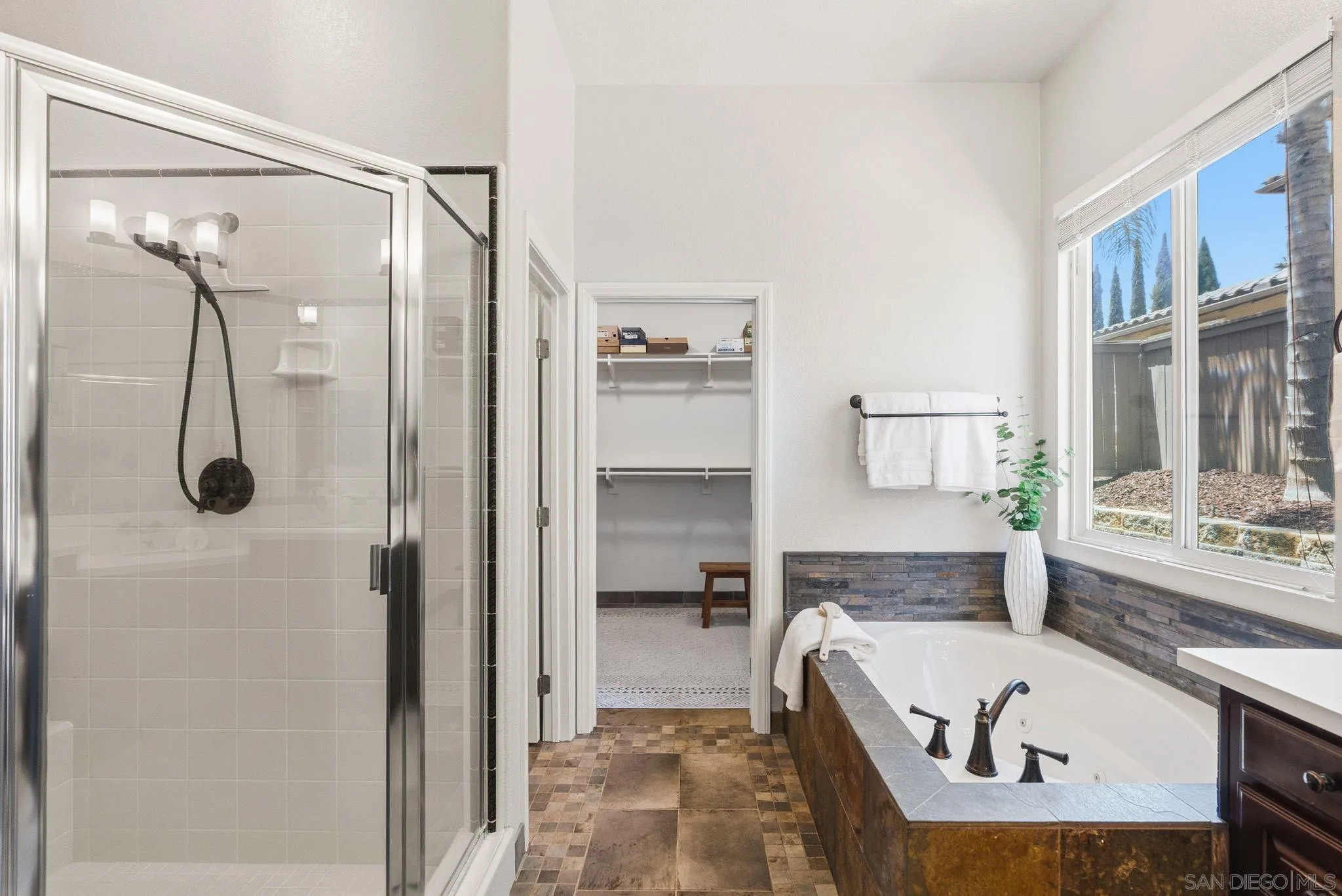 6108 Paseo Valiente