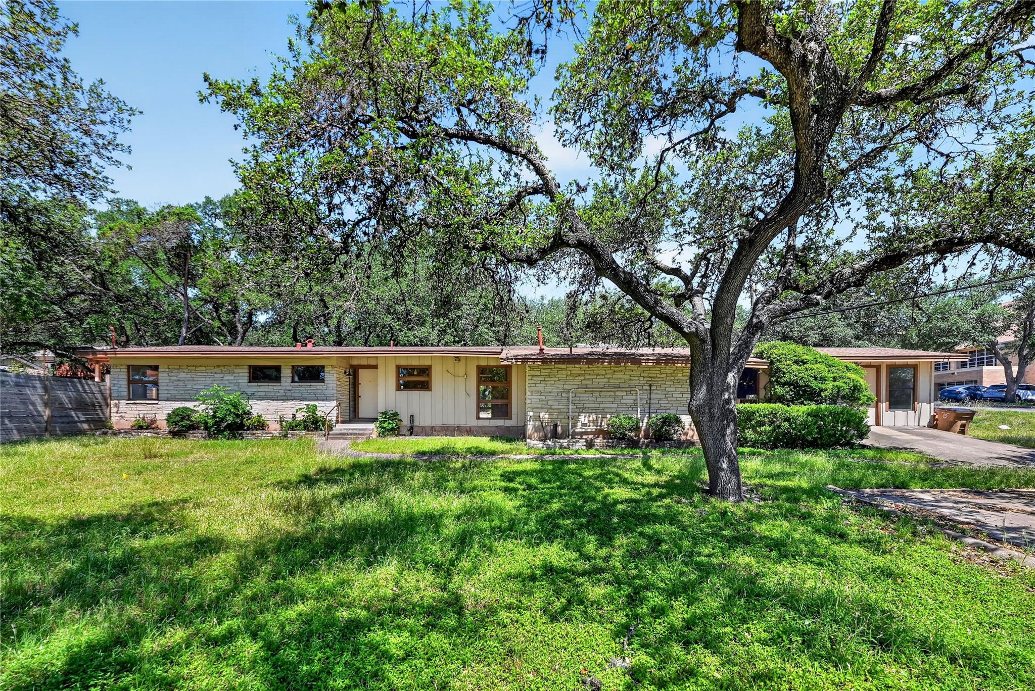 5202 Balcones DR