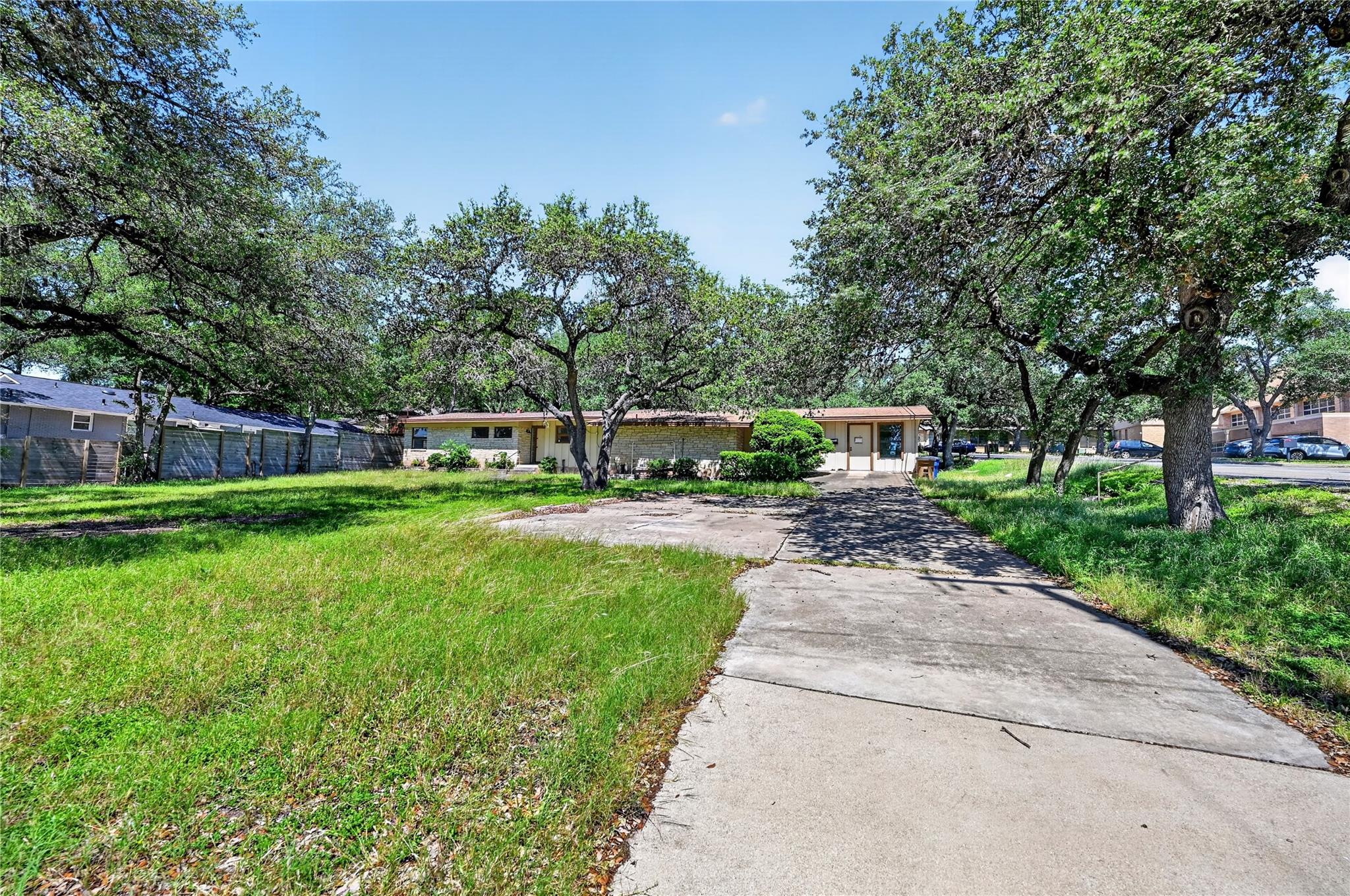 5202 Balcones DR