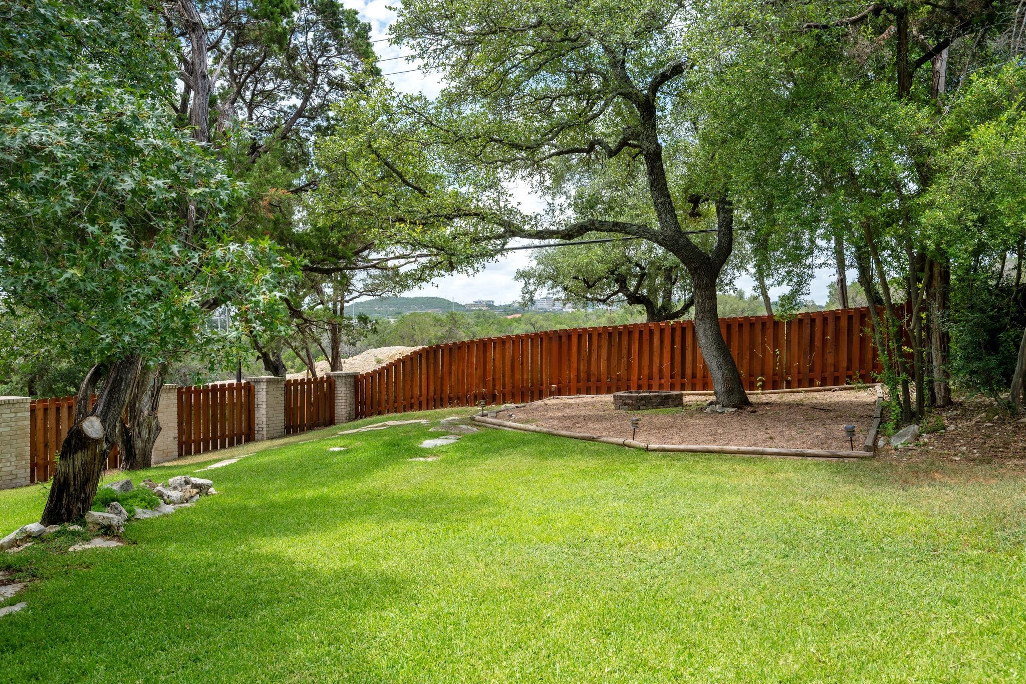 501 Rolling Green DR