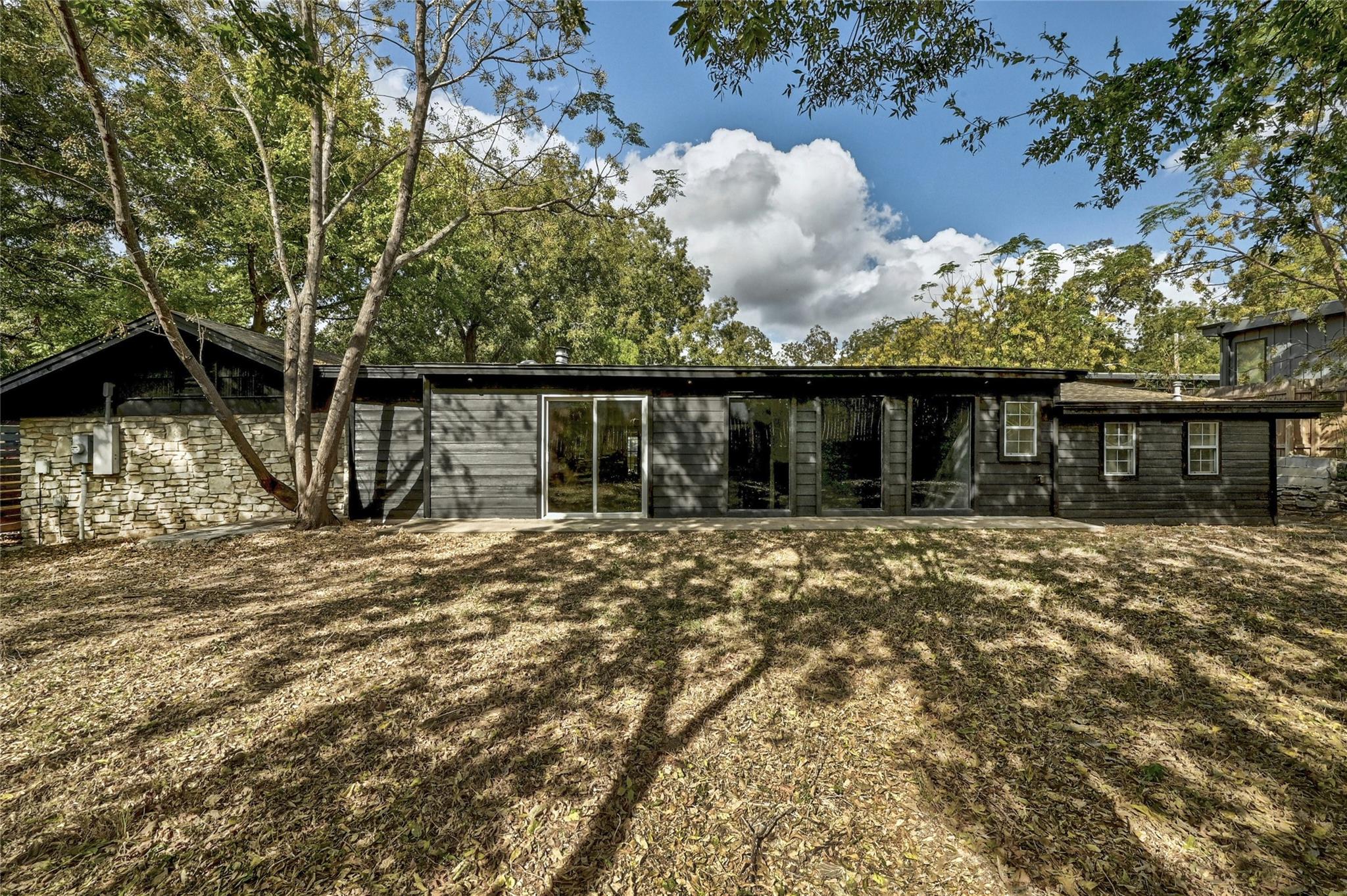 3303 Santa Monica DR