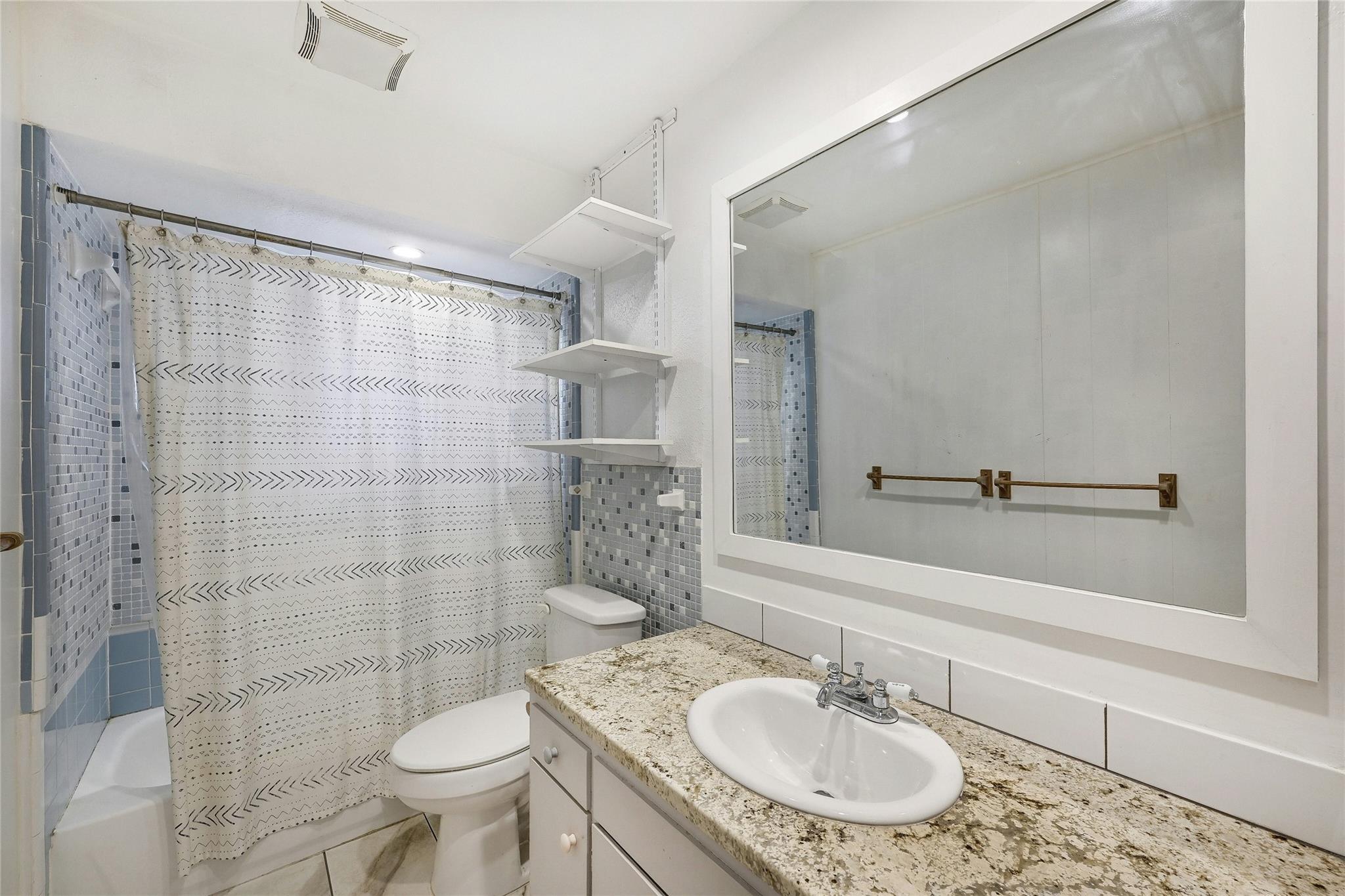 3303 Santa Monica DR