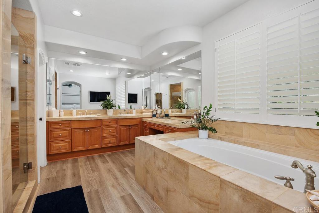 3239 AVENIDA LA CIMA