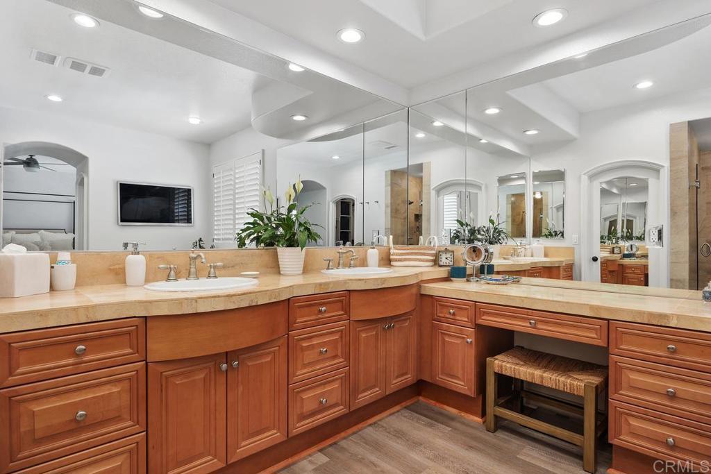 3239 AVENIDA LA CIMA