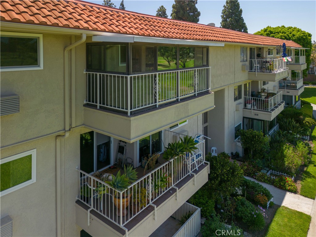 2386 Via Mariposa W 3G