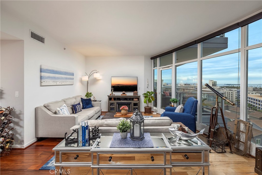 400 W Ocean Boulevard 902