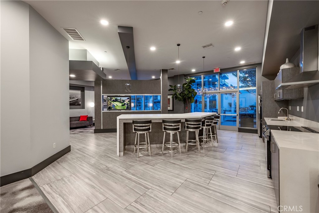400 W Ocean Boulevard 902