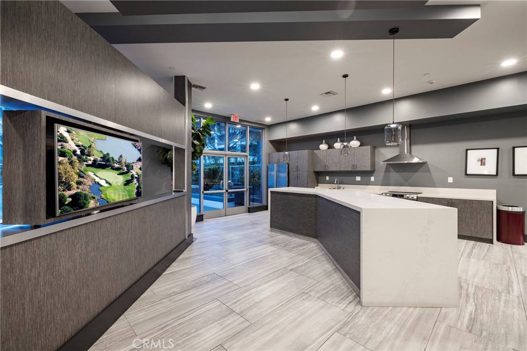 400 W Ocean Boulevard 902