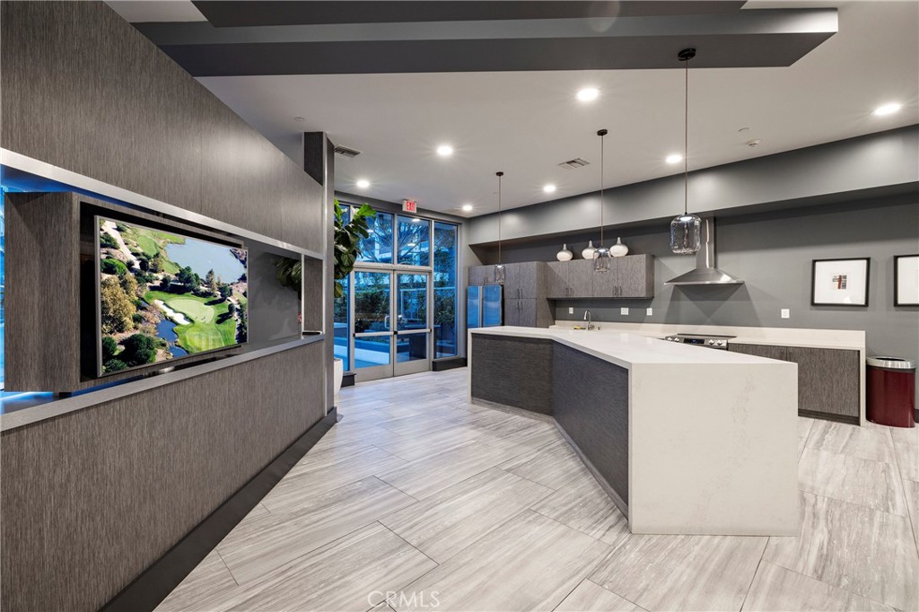 400 W Ocean Boulevard 902