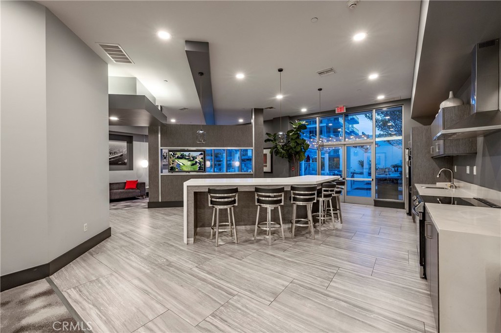 400 W Ocean Boulevard 902