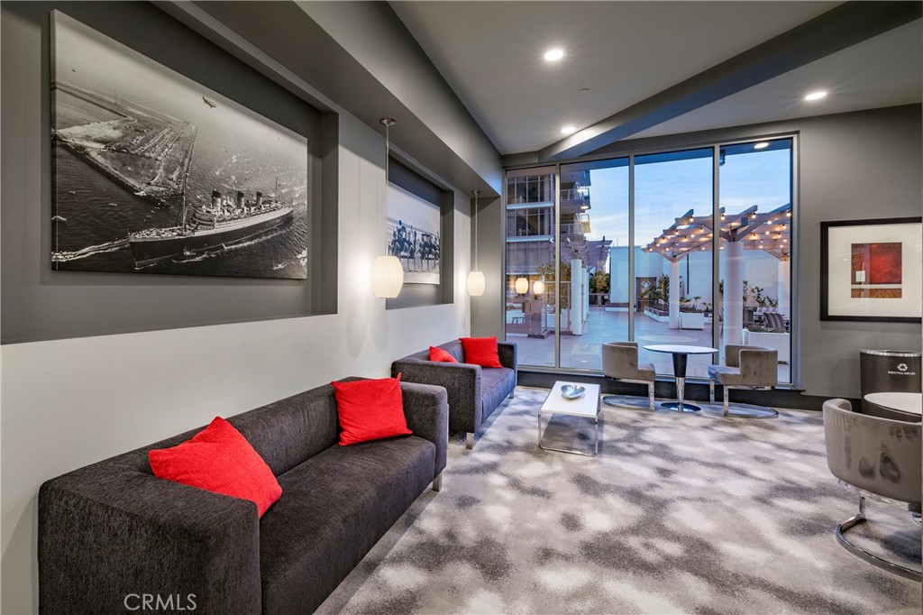 400 W Ocean Boulevard 902