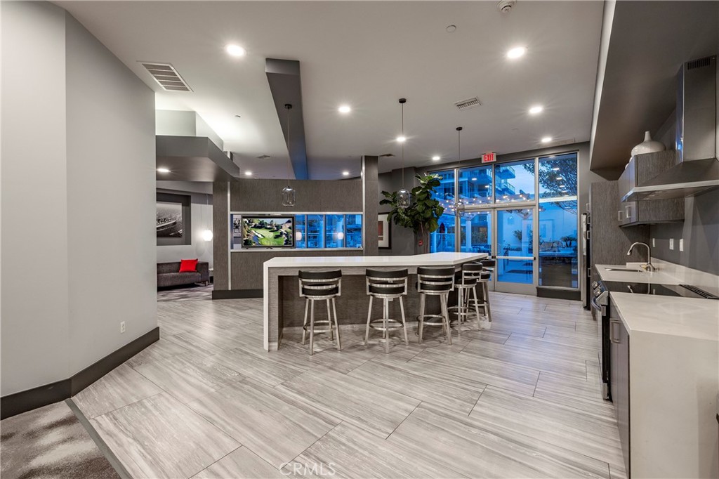 400 W Ocean Boulevard 902