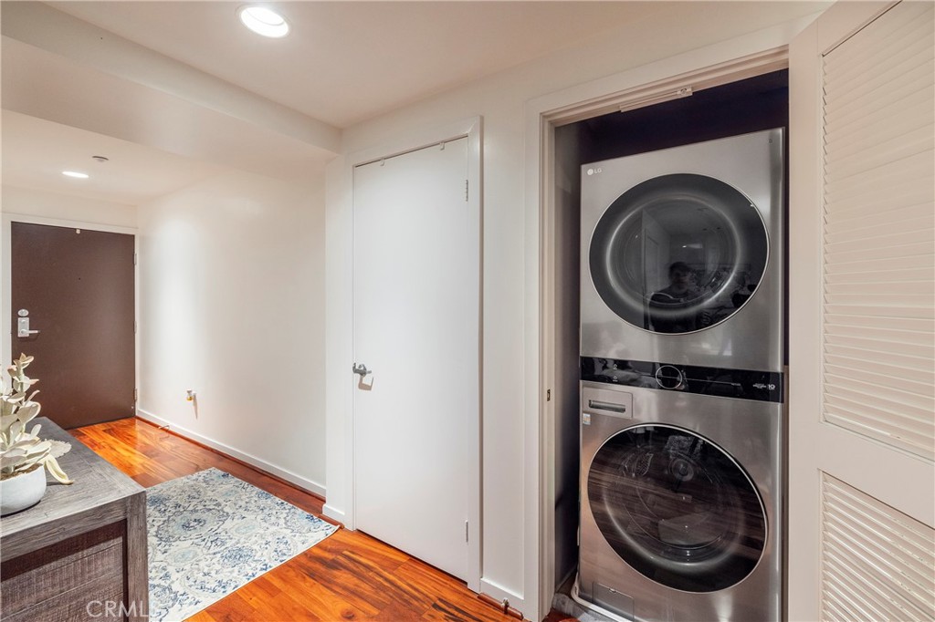 400 W Ocean Boulevard 902